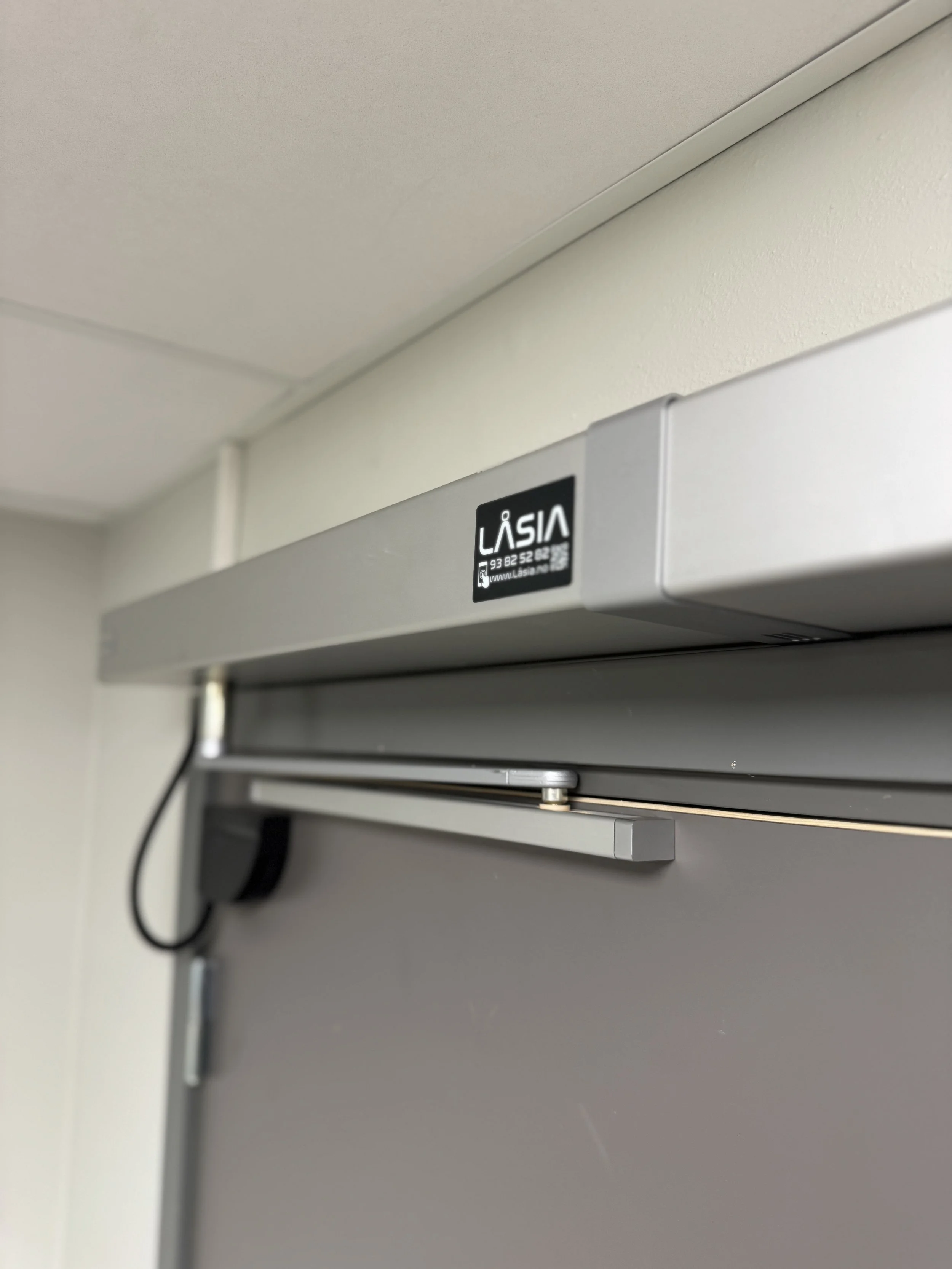 Låskasse over en dør med Låsia-logo