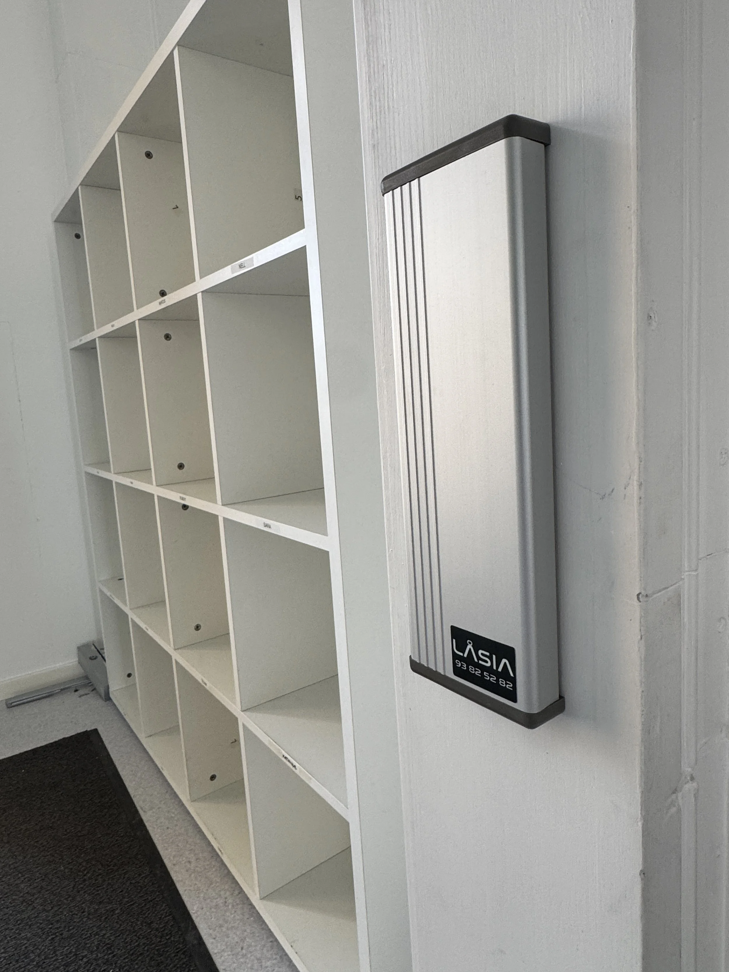 En moderne malingsplate med tørrmaling på veggen ved et oppbevaringsskap.