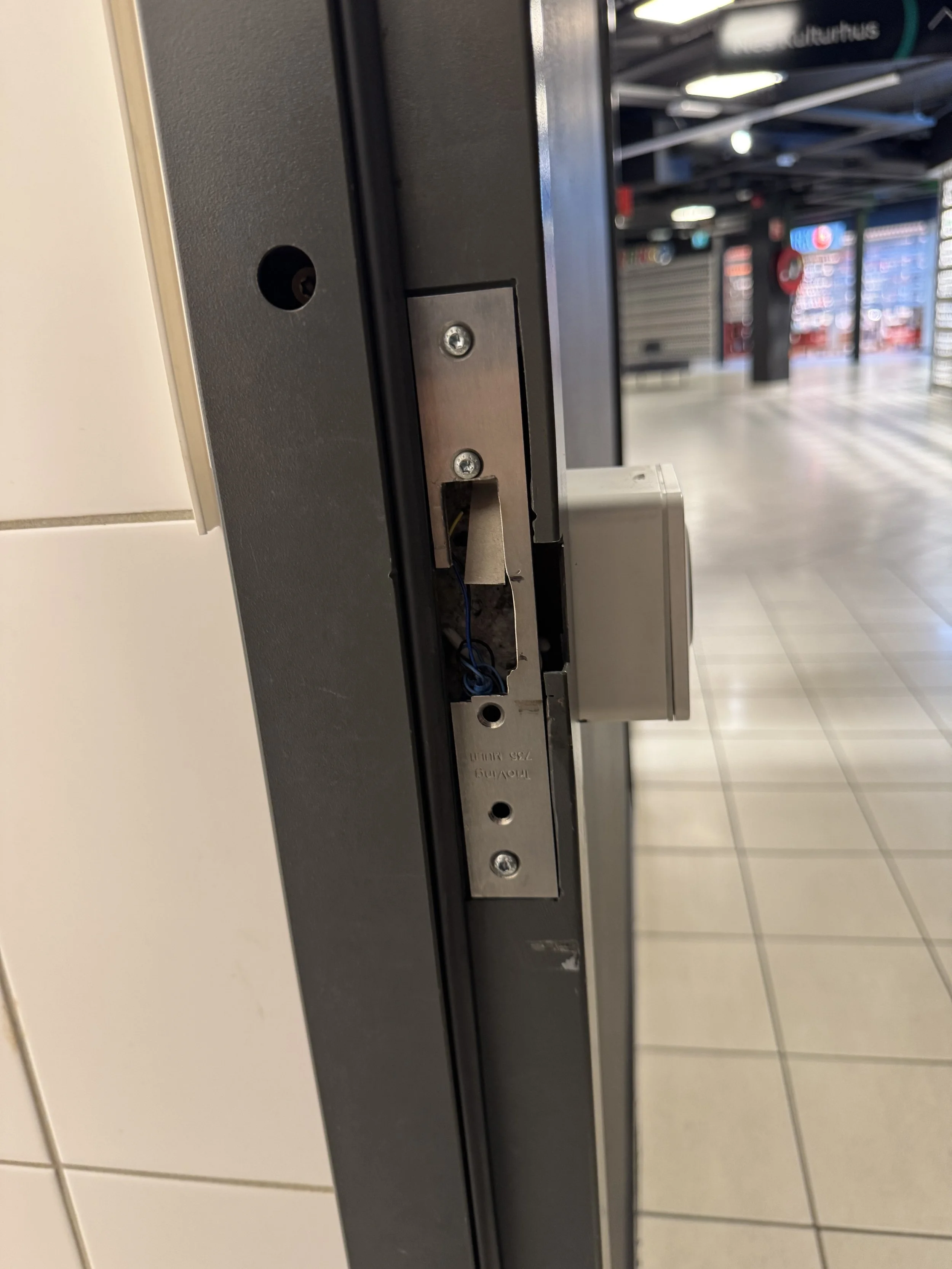 Nærbilde av en utvendig døråpning, uten dør, som viser låsemekanismen.