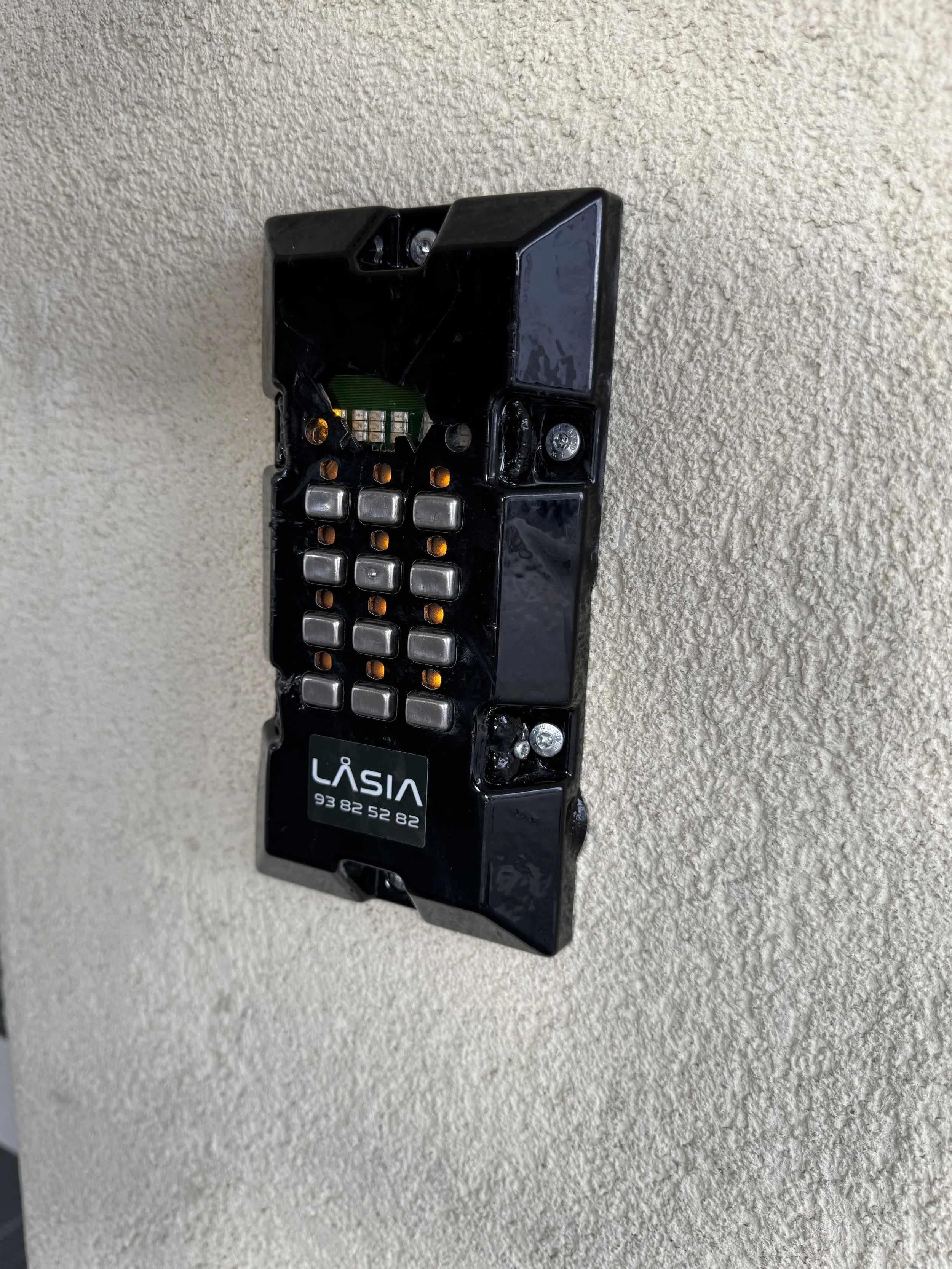 Uten dekke, utendørs callsenter telefon med nummerkallering og logo fra LASIA på baksiden.