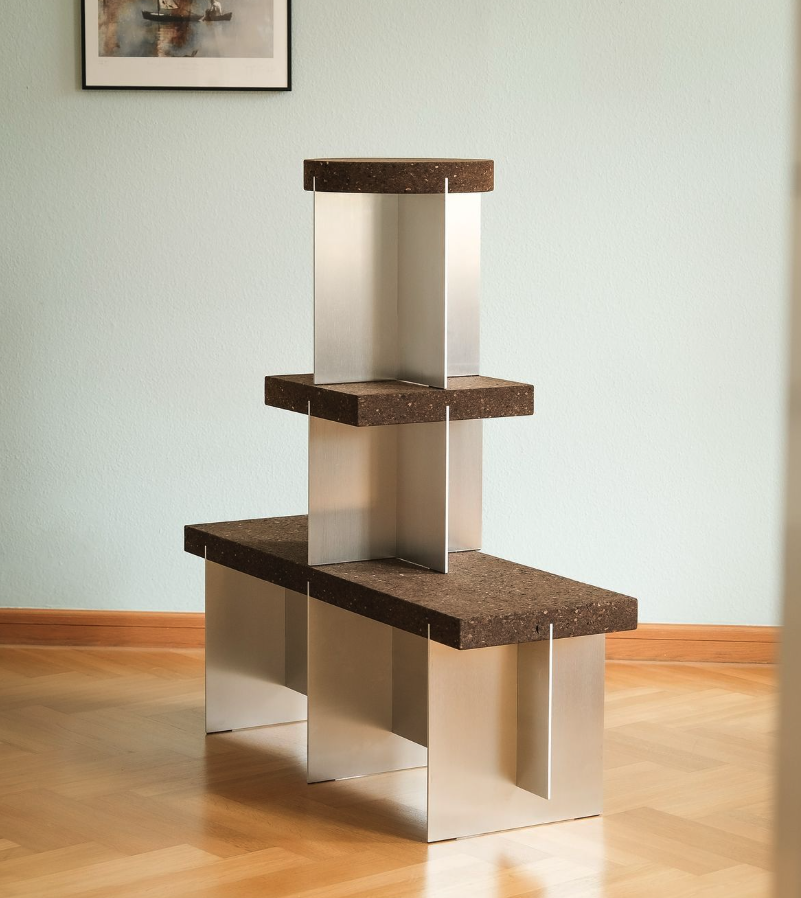 Collection banc, tabouret en inox et liège par Robert Megel, sur parquet miel et murs bleus clairs