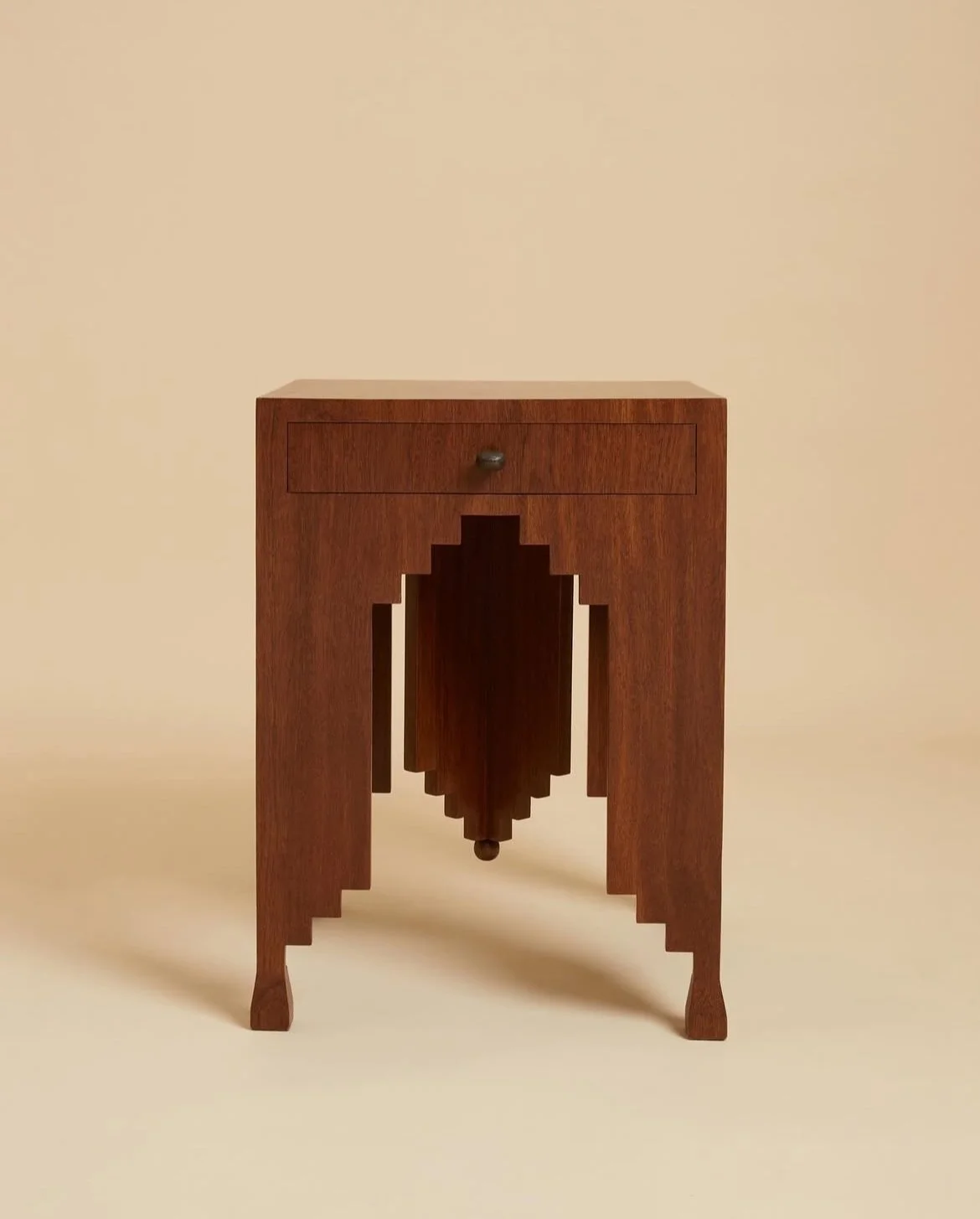 Table d'appoint géométrique en bois avec tiroir