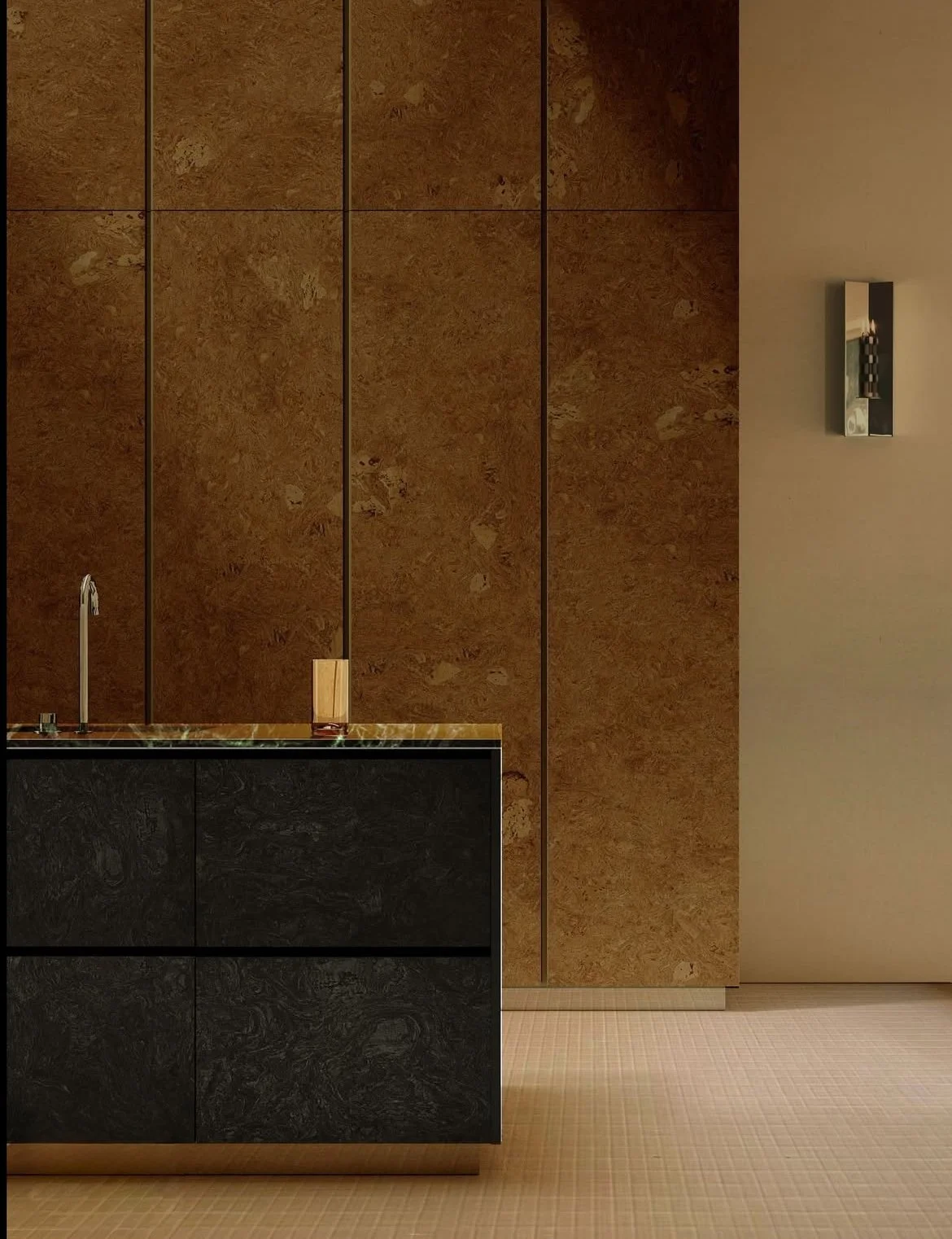 meubles de cuisine et ilot entièrement en liège, sol en petits carreaux de mosaique