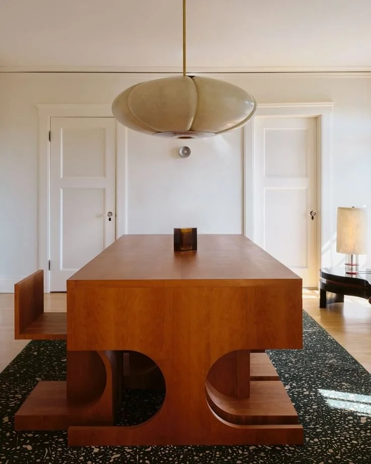 table et chaises par Ben willett, sol terrazzo, suspension verre