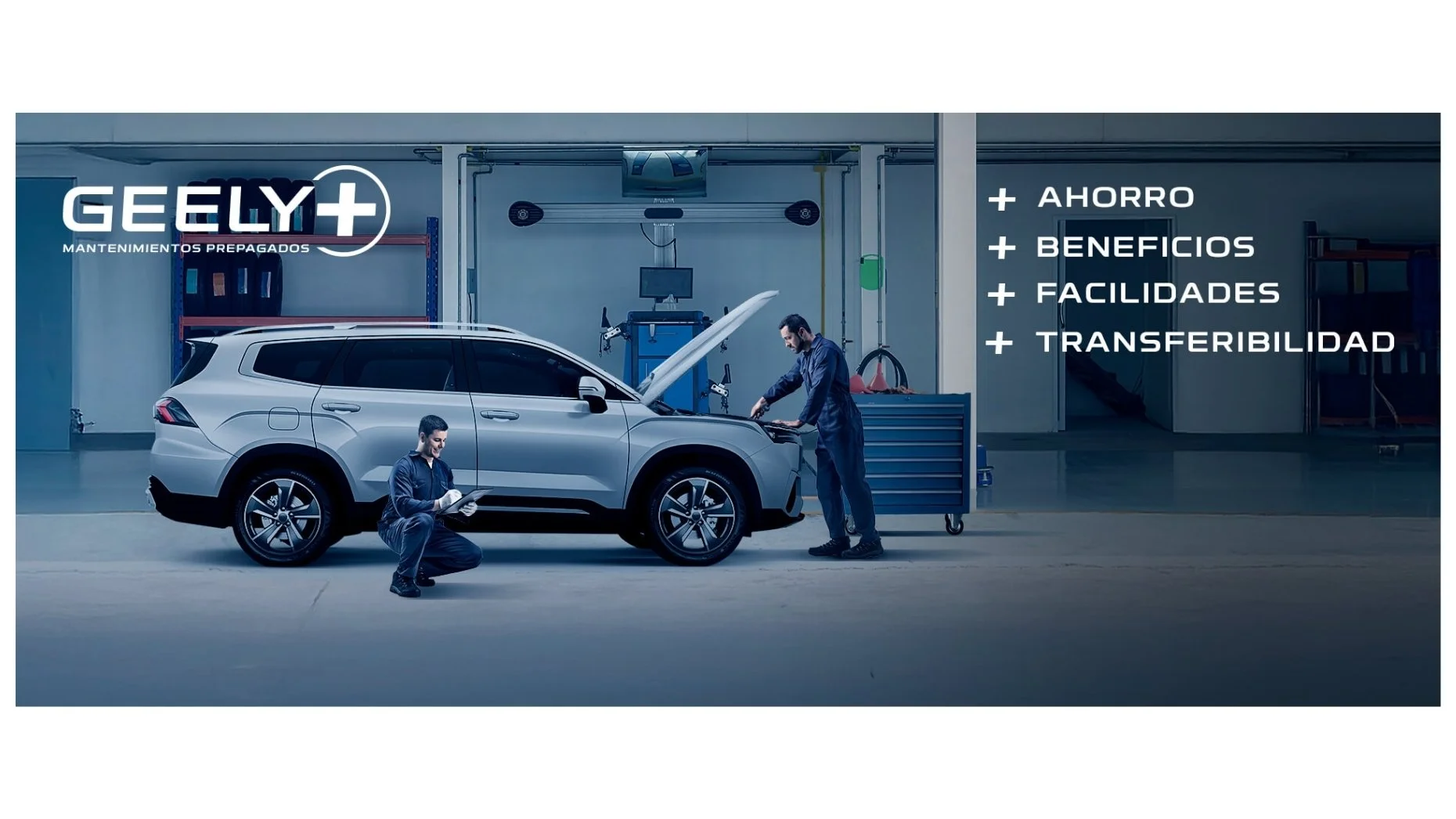 Dos técnicos o mecánicos trabajan en un automóvil gris en un taller, uno revisando el motor y otro con una tableta, con una lista de beneficios al lado que dice: Plus Ahorro, Plus Beneficios, Plus Facilidades, Plus Transferibilidad. Logo de Geely y t