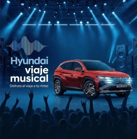Un coche rojo en un escenario con luces y altavoces, promoción de Hyundai para un viaje musical con la frase "Disfruta el viaje a tu ritmo".