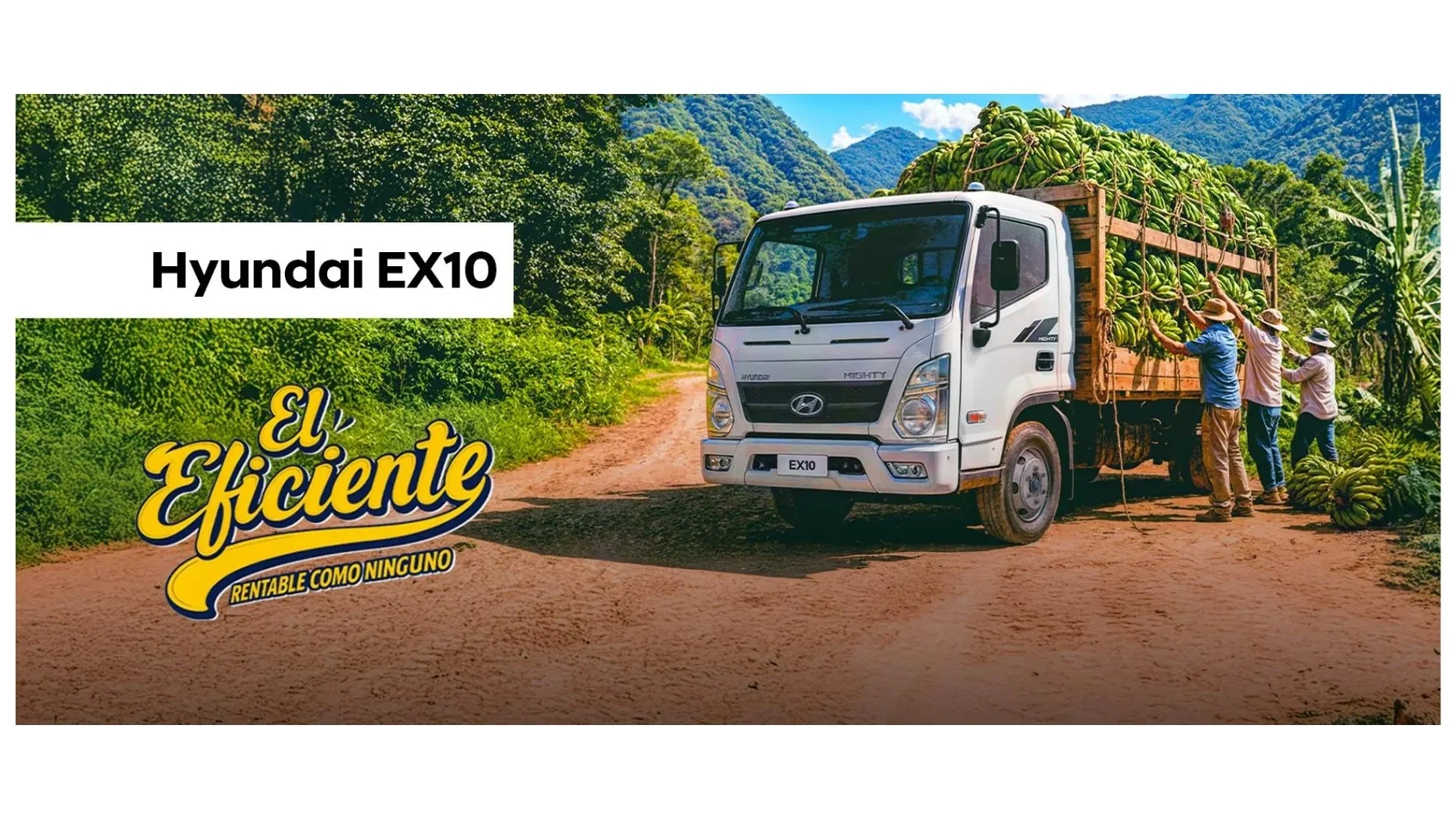 Camión Hyundai EX10 cargado con plátanos, con tres agricultores cargando más frutas en un camino rural rodeado de vegetación y montañas.