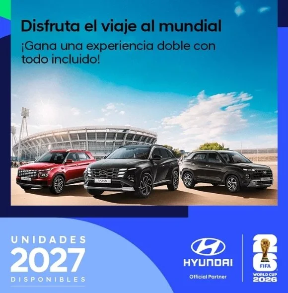 Publicidad de autos Hyundai con tres vehículos SUV en un campo de fútbol, promoción del viaje mundial y experiencia doble, logotipo de Hyundai, número 25 del Mundial 2026, y texto en español.
