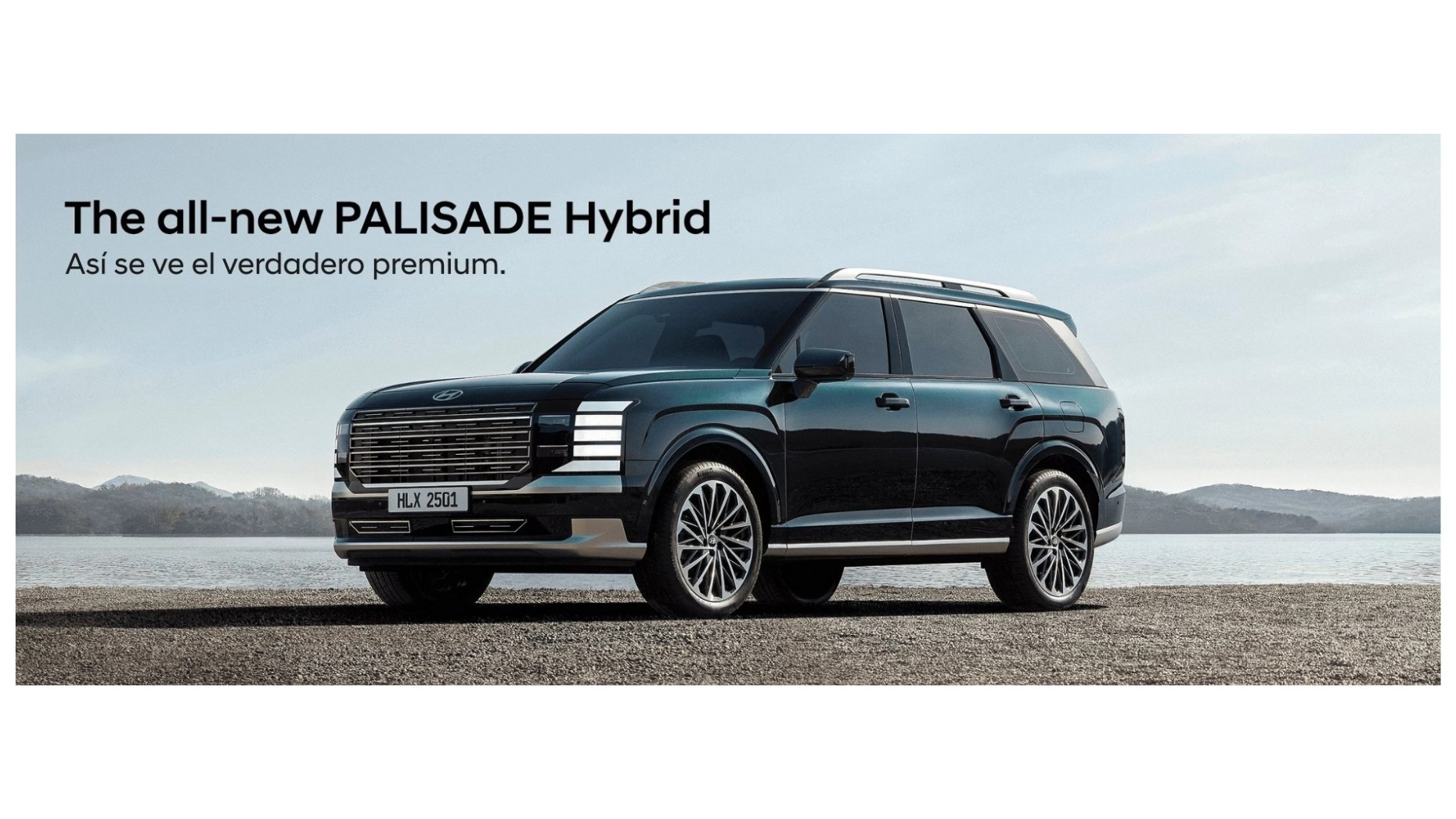 Vista frontal de un coche negro, el PALISADE Hybrid, estacionado en una orilla junto a un lago o mar, con montañas al fondo y cielo despejado.
