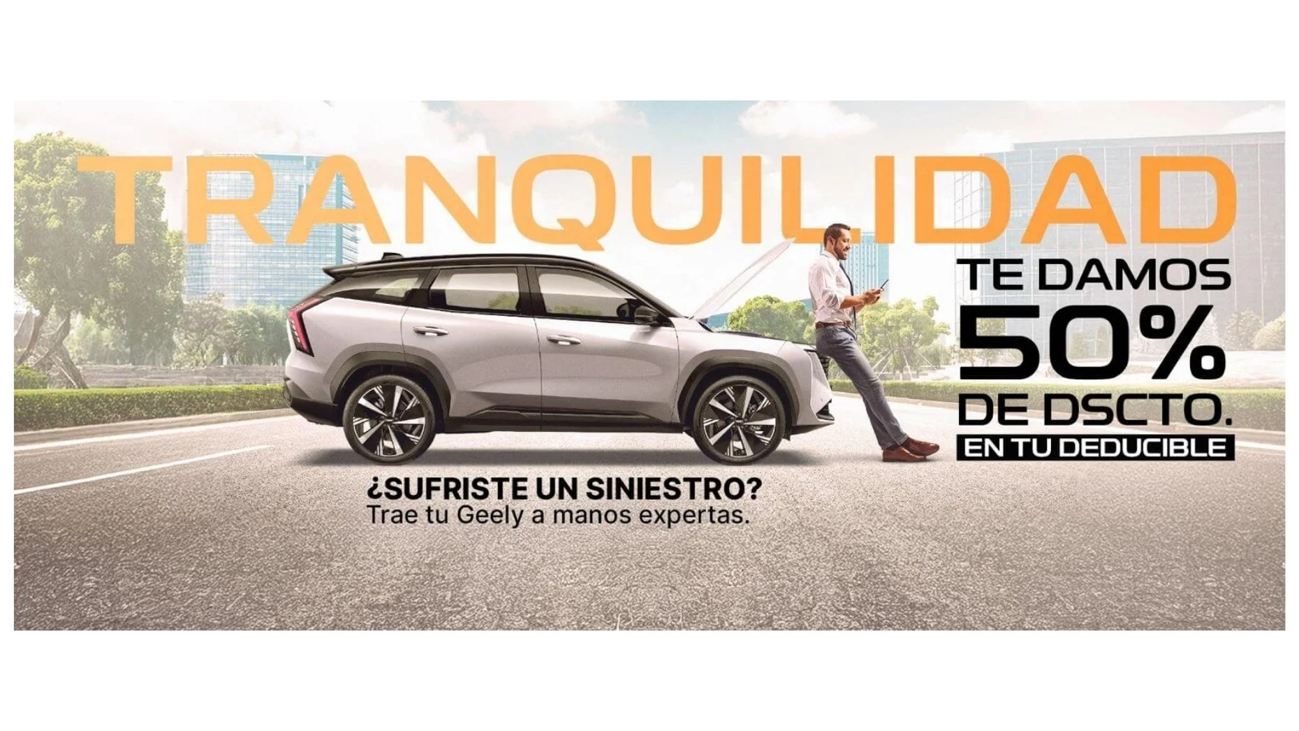 Anuncio de descuento en seguros para coches Geely, con un coche gris oscuro en la calle y un hombre revisando su teléfono. Texto en grande: 'Tranquilidad'. Oferta del 50% de descuento en deducibles si se hace un reclamo.