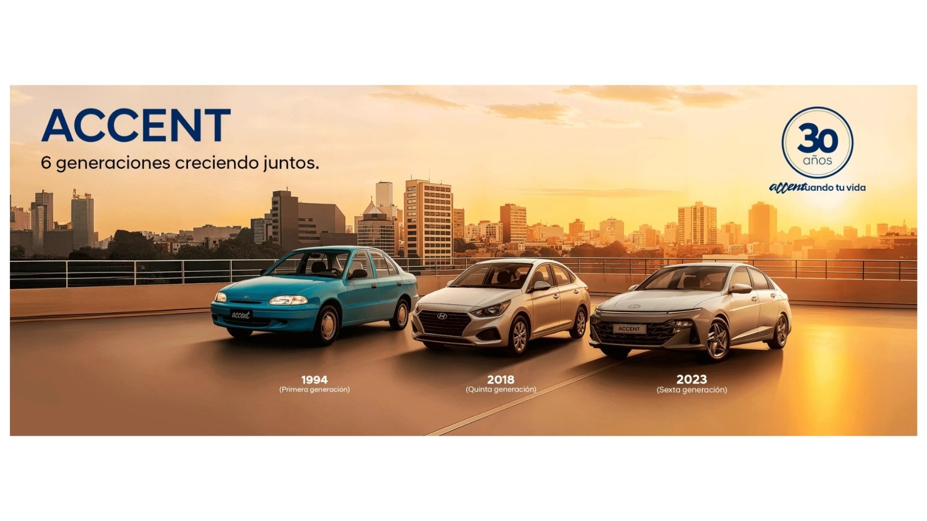 Imagen de tres autos de distintas generaciones de la marca Accent en un escenario urbano con vista al atardecer. De izquierda a derecha, autos de 1994, 2018 y 2023, con sus respectivos años y generaciones indicados debajo.