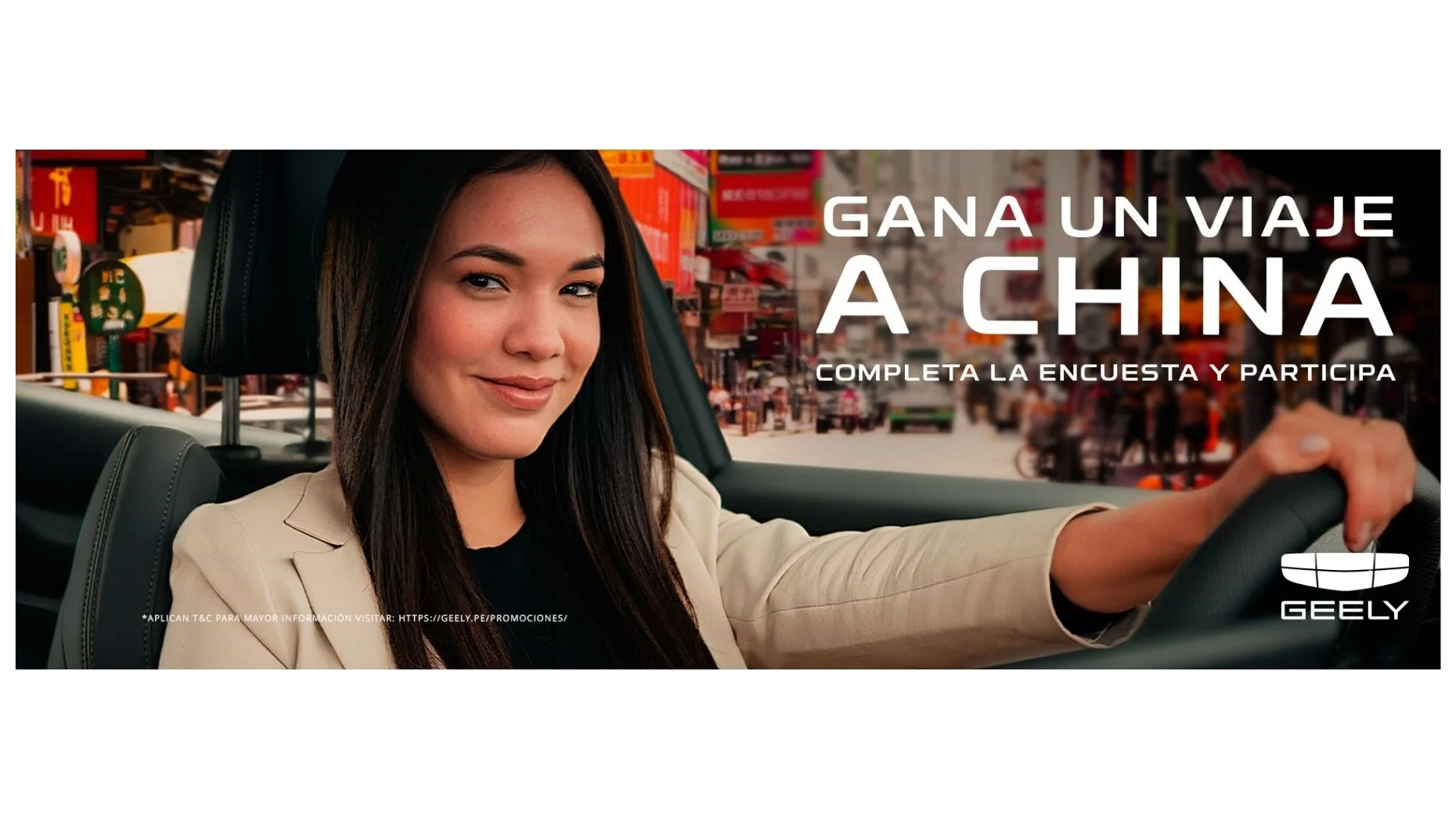 Mujer conduciendo un automóvil en una calle de ciudad con anuncios y tiendas, promoción de un sorteo para ganar un viaje a China por completar una encuesta