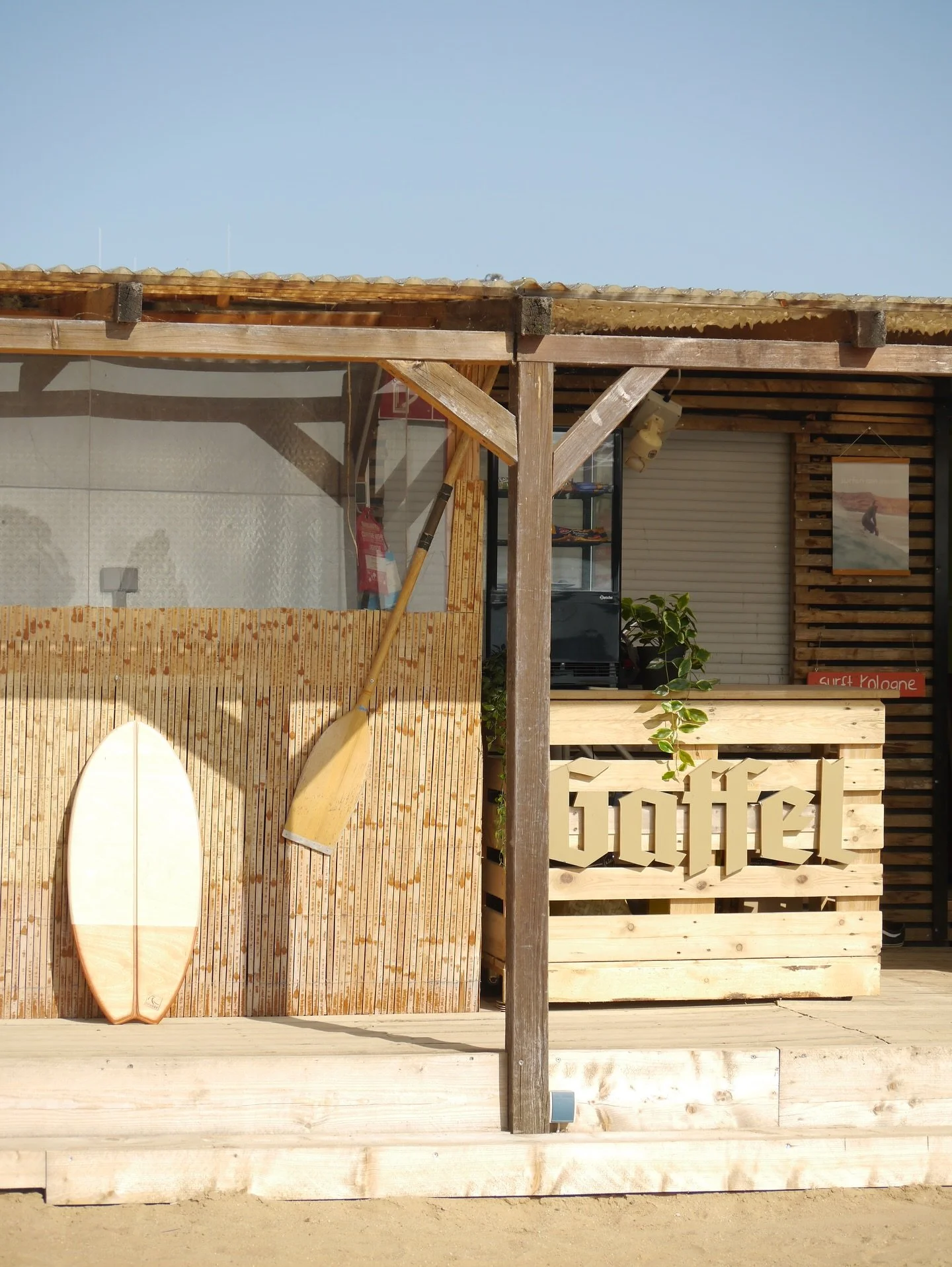 Unsere Beach Bar 🐚☕️ 

Hier trifft Urlaubsfeeling auf Genuss: Unsere Beach Bar bietet euch k&uuml;hle Drinks, leckeres Finger Food und entspannte Vibes direkt am See. Ob ein erfrischender Drink nach dem Paddeln, ein Snack in der Sonne oder ein ganz 