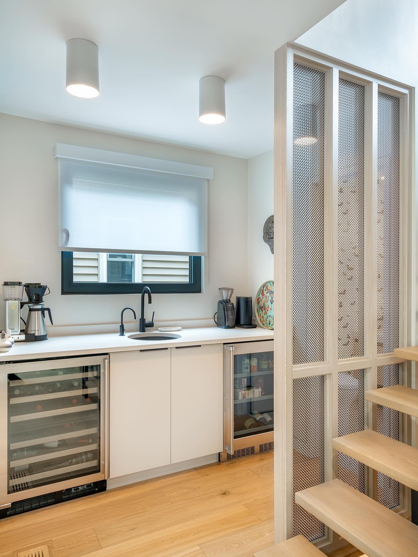 ☕🍷 Start your mornings with fresh coffee, end your evenings with a chilled glass of wine.

This sleek bar + coffee nook makes everyday rituals feel like luxury. With modern design, built-in beverage fridges, and just the right touch of warmth, it&rs