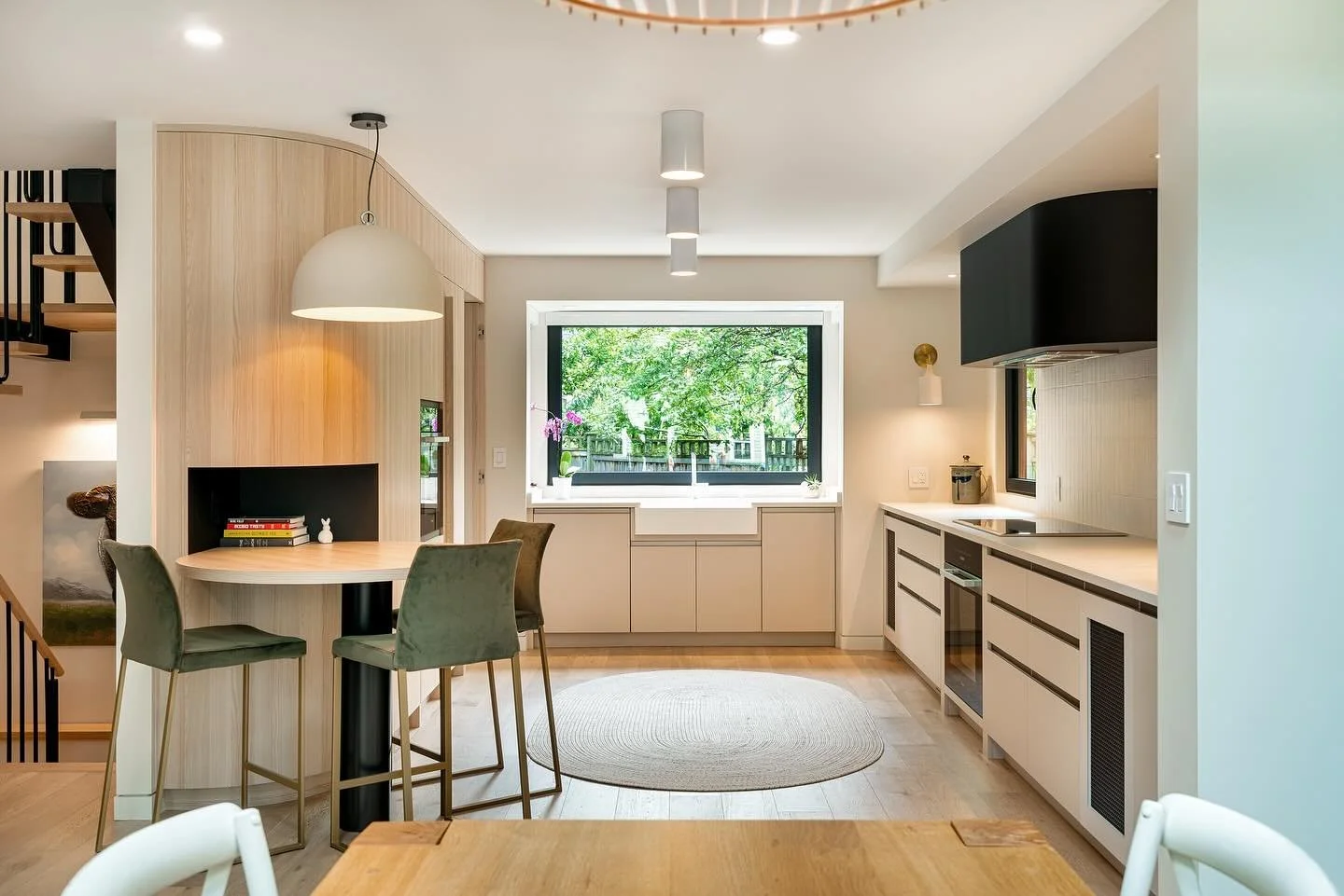 Fresh, Functional &amp; Full of Light ✨
This modern kitchen proves you don&rsquo;t need an island to make a statement. With its sleek cabinetry, soft wood tones, and that stunning picture window overlooking lush greenery, it&rsquo;s all about clean d