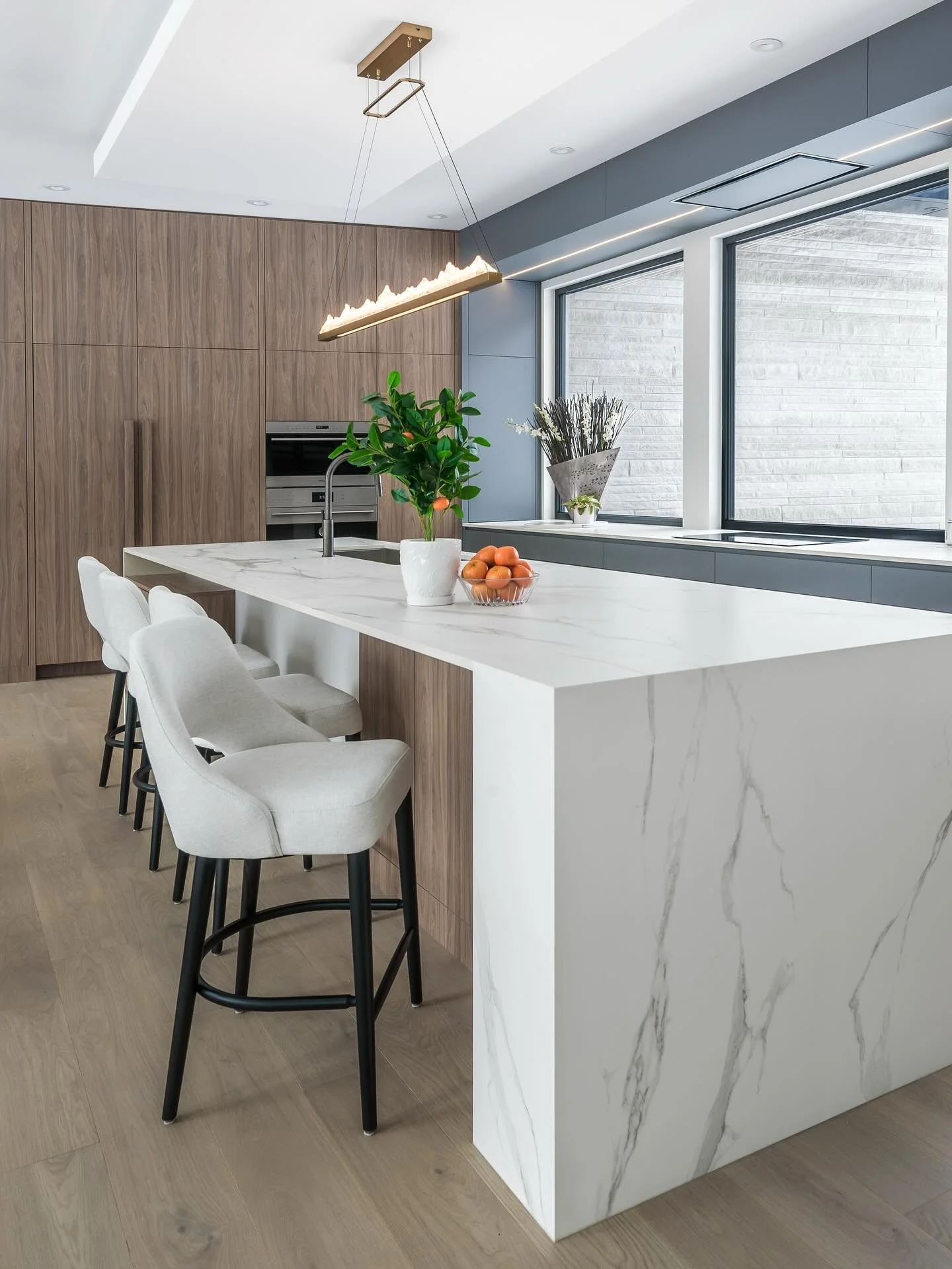 📍Center of the Home | #KitchenGoals

Who else agrees the real heart of the home is the kitchen island? 🖤
Whether it&rsquo;s where the family gathers, where meals come to life, or where coffee meets conversation &mdash; this island does it all. ✨

?