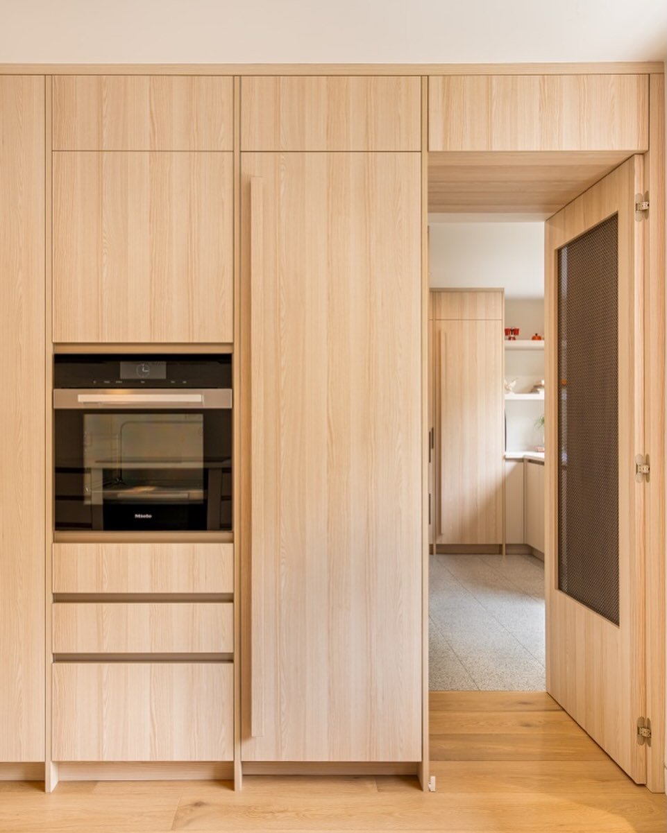 Function meets finesse. 👌

This kitchen was designed to do more than just look beautiful &mdash; it was built to work beautifully. Behind the seamless wall of custom millwork, a hidden pantry keeps everyday essentials organized and out of sight, mai