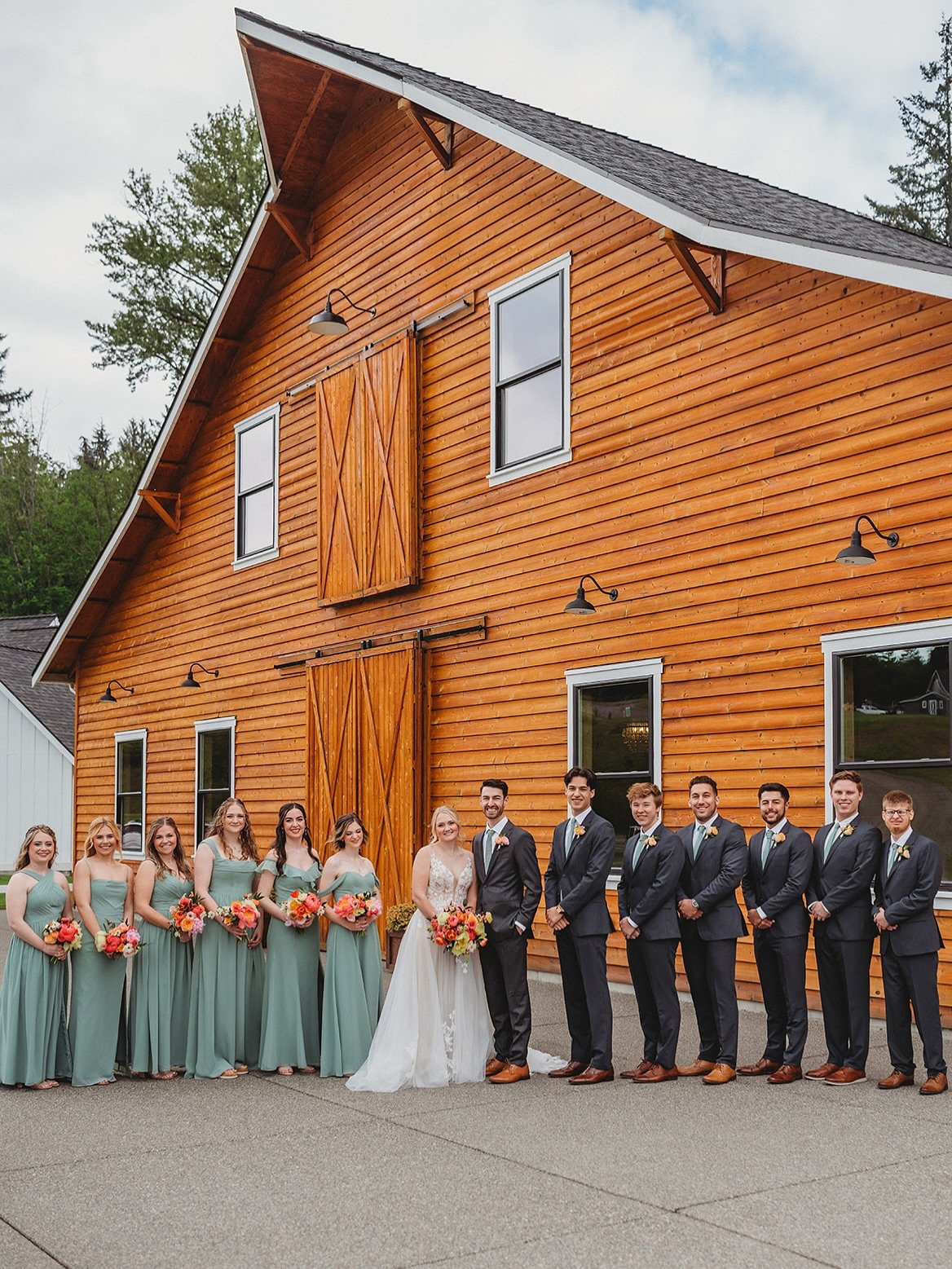 Needed some color on this dreary morning and now I&rsquo;m dreaming of Peony season! Excited to be back at @edlynnfarm tomorrow! 🥂
.
.
Photo: @chrisklasphoto 
Venue: @edlynnfarm 
Hair: @indy.haircompany 
Dress: @new.beginnings.bridal 
Florals: @love