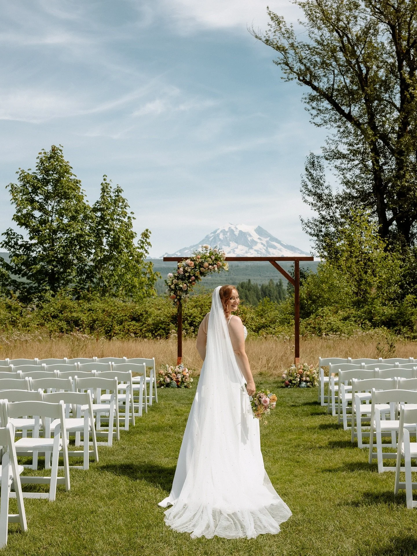I think it&rsquo;s safe to say, @edlynnfarm has one of the most gorgeous views of the mountain in the PNW! This colorful and season floral palette perfectly complimented the field and view. 🌸💕💛🧡
.
.
Photographer: @seabrandsphotography 
Venue: @ed
