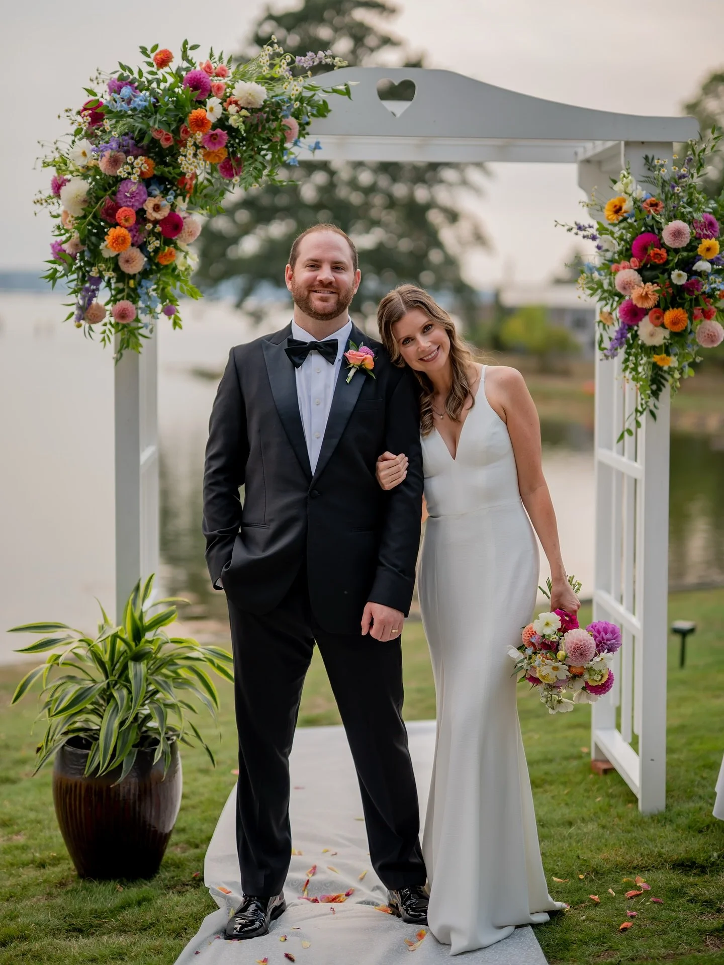 Absolutely swooning over these photos by @cora_reuter_photography 😍 She absolutely captured the pops of color on this gorgeous day on Vaugh Bay! 
.
.
Photographer: @cora_reuter_photography 
Catering: @snuffins_catering 
.
.
#weddingflorist #florist 