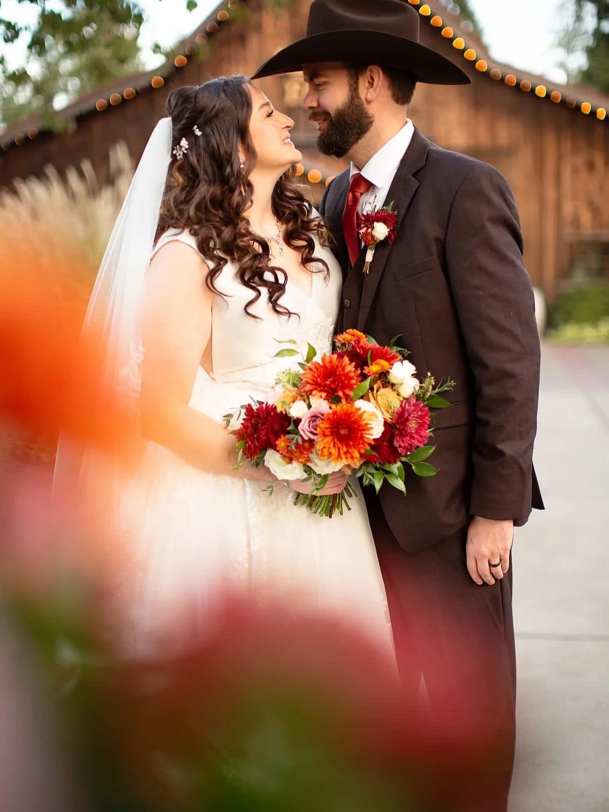 The most perfect fall wedding 🧡🍂🍁 This day couldn&rsquo;t have been any more beautiful or full of any more joy! This couple and their guests were bursting at the seams, beaming of love and laughter 🫶🏻 GO COUGS! 
.
.
Venue: @thekelleyfarm
Photogr