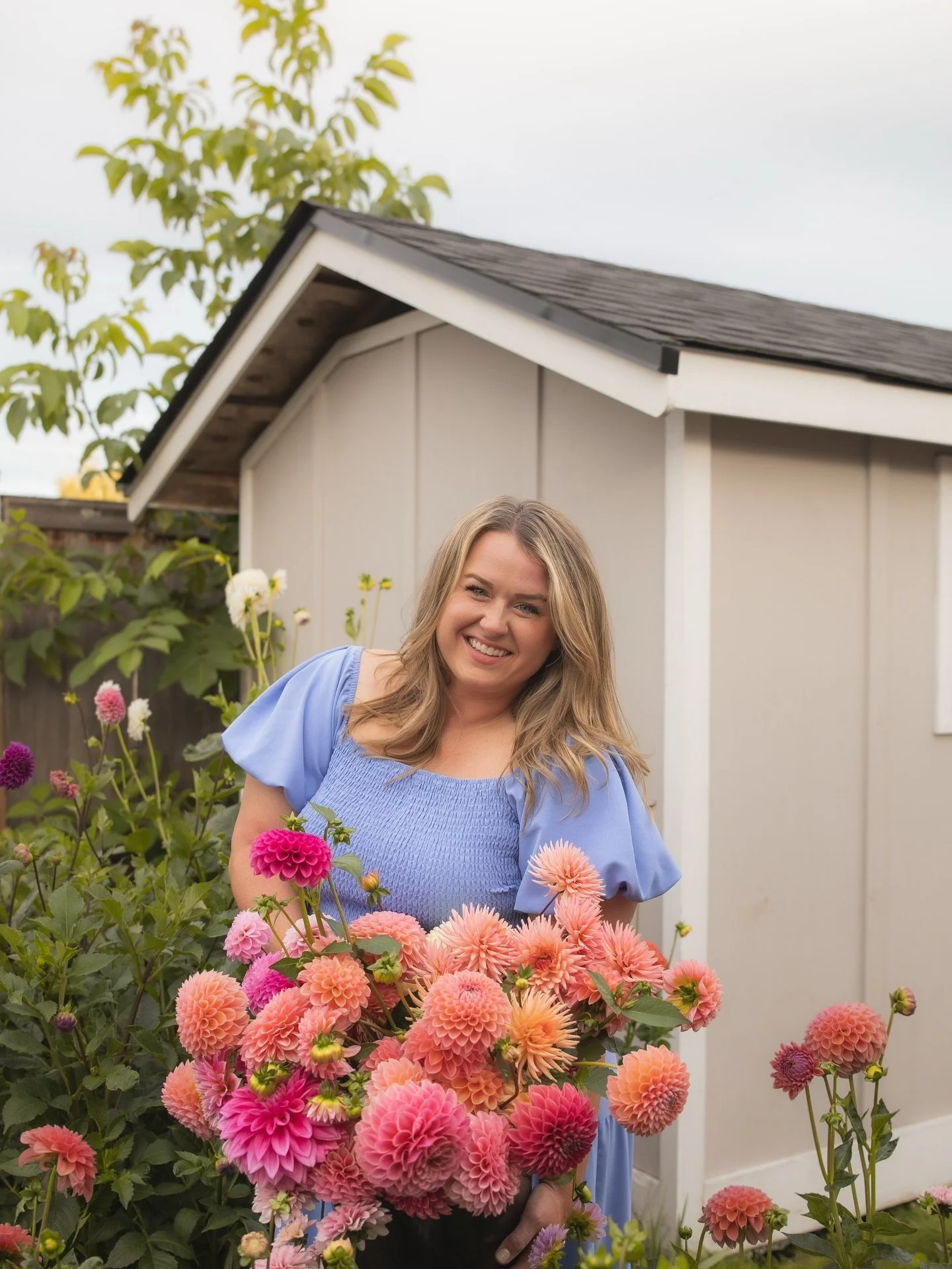 Using these photos as motivation to get out and dig/divide my dahlias! So much work, with the biggest reward 🫶🏻🌸
.
.
If you&rsquo;re a couple looking for your wedding florist and value local seasonal flowers, you&rsquo;ve found your florist!! I lo