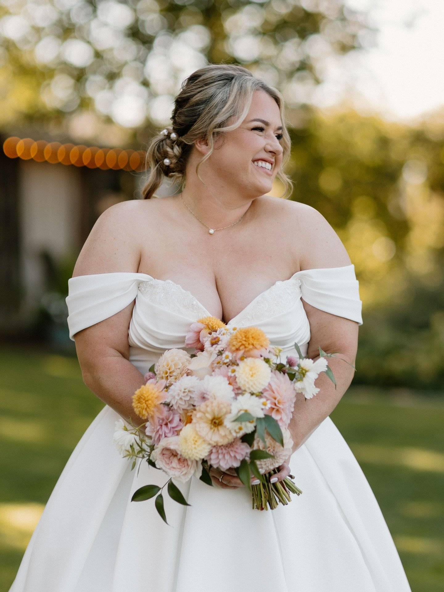 Bride: I want this wedding to feel like a florist&rsquo;s wedding.
Florist: Say less. 😍

If you&rsquo;re new here, hi!!! I&rsquo;m Leigh! Bride and florist mentioned above 😂 I truly learned so much planning my wedding and feel like I finally unders
