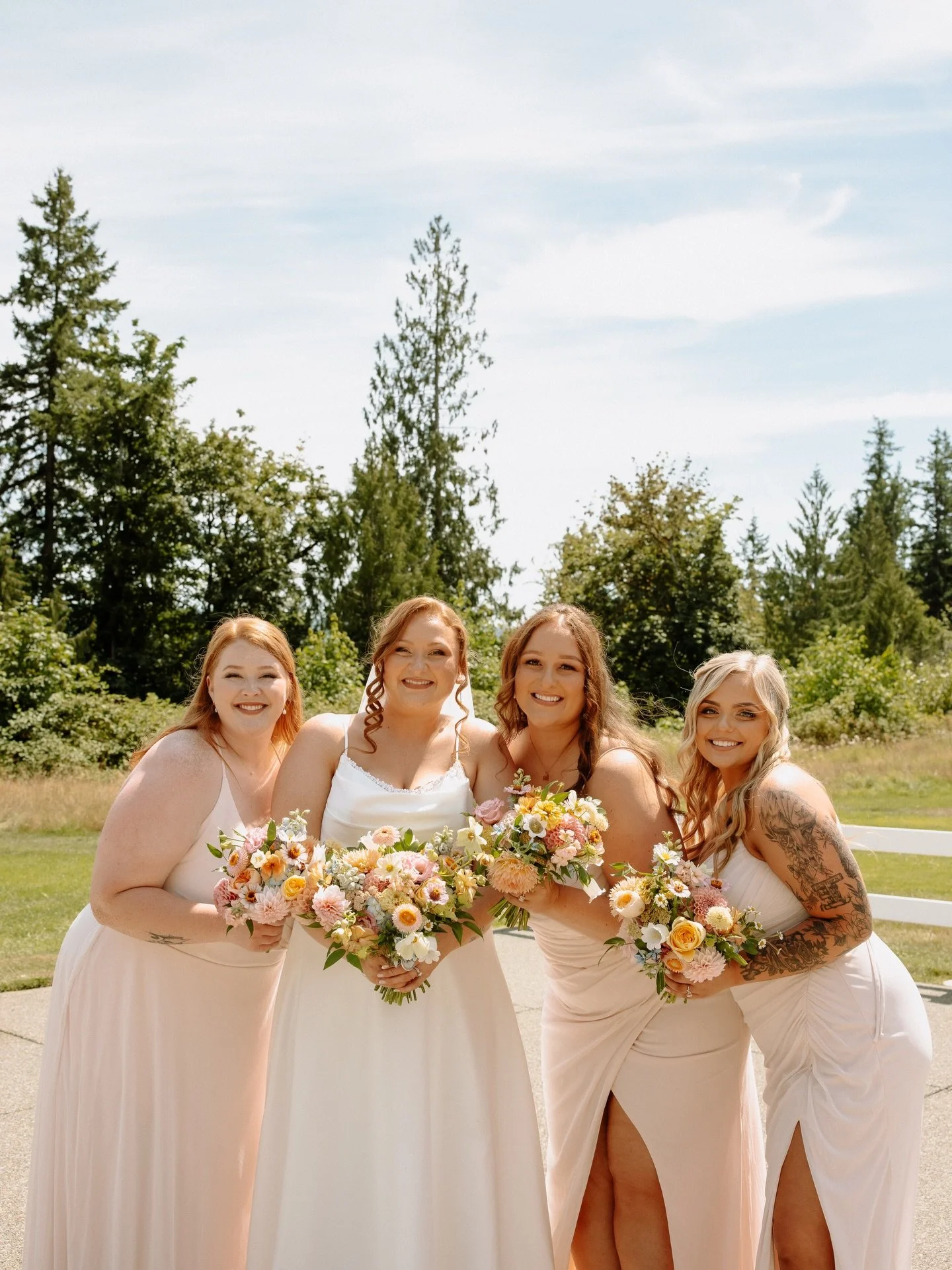 Forever dreaming of local summer wedding flowers!
.
.
Photographer: @seabrandsphotography 
Venue: @edlynnfarm 
Florist: @loveleighblooms 
Hair: @stylesonmainbytara 
Makeup: @katievigilmua 
Catering: @fatzachspizza 
Dj: @topshelfweddingsnw 
Bartender:
