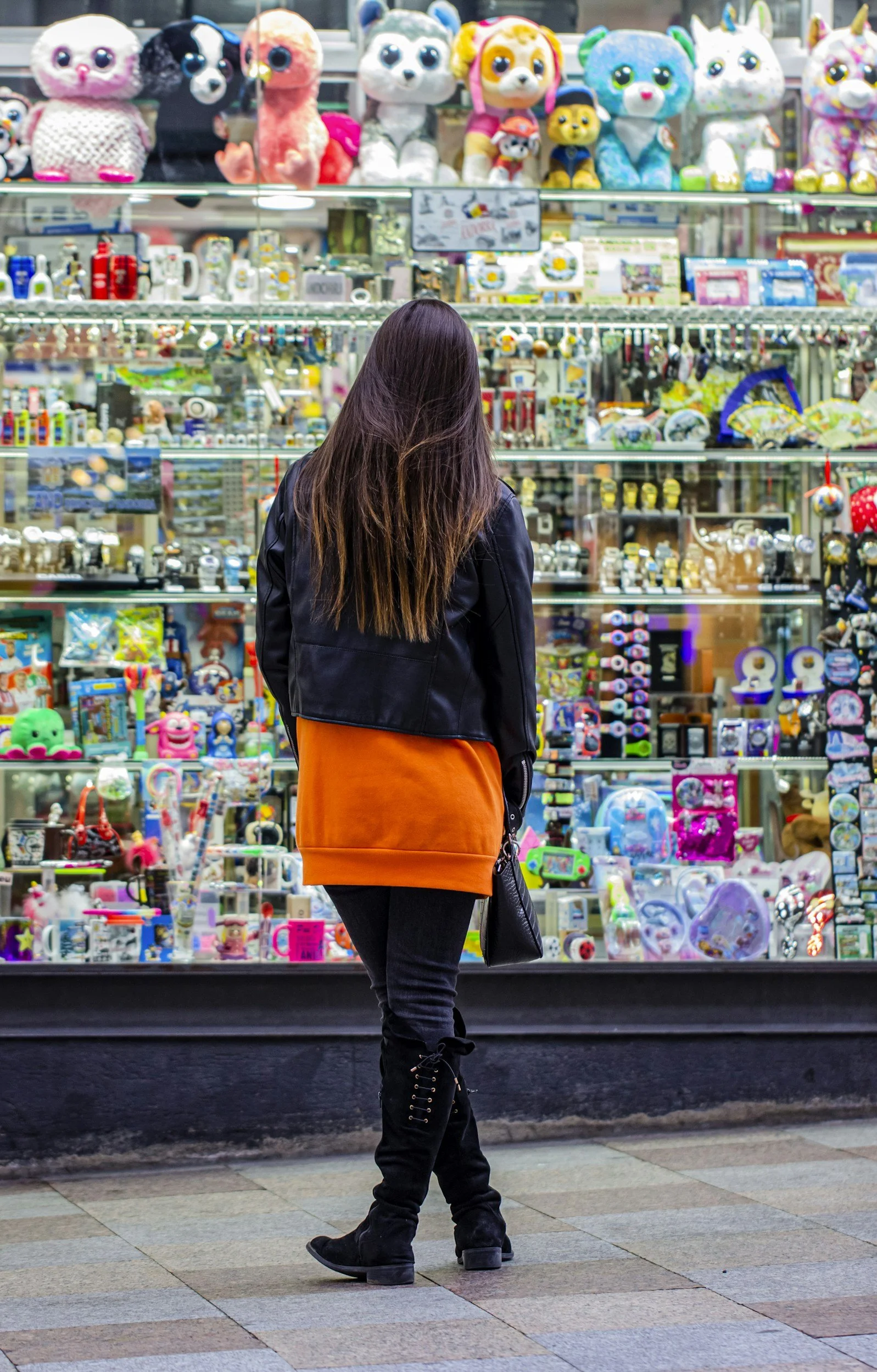 A shopper looking at shelves, illustrating how data scientists use forecasting for retail supply chain optimization.