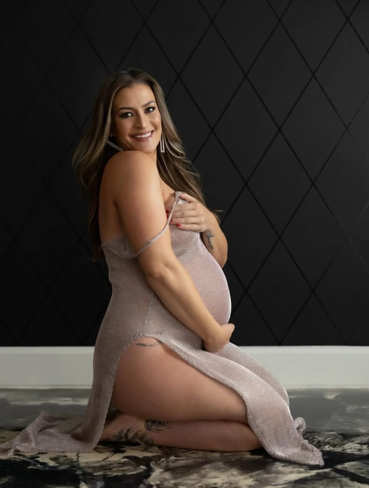 That pregnancy glow&hellip; perfected ✨ Our light, natural tan evens skin tone and adds just the right warmth&mdash;perfect for maternity photos, baby showers, or simply feeling radiant during this special season. Dipped Sunless approved 🤎 

@katiem