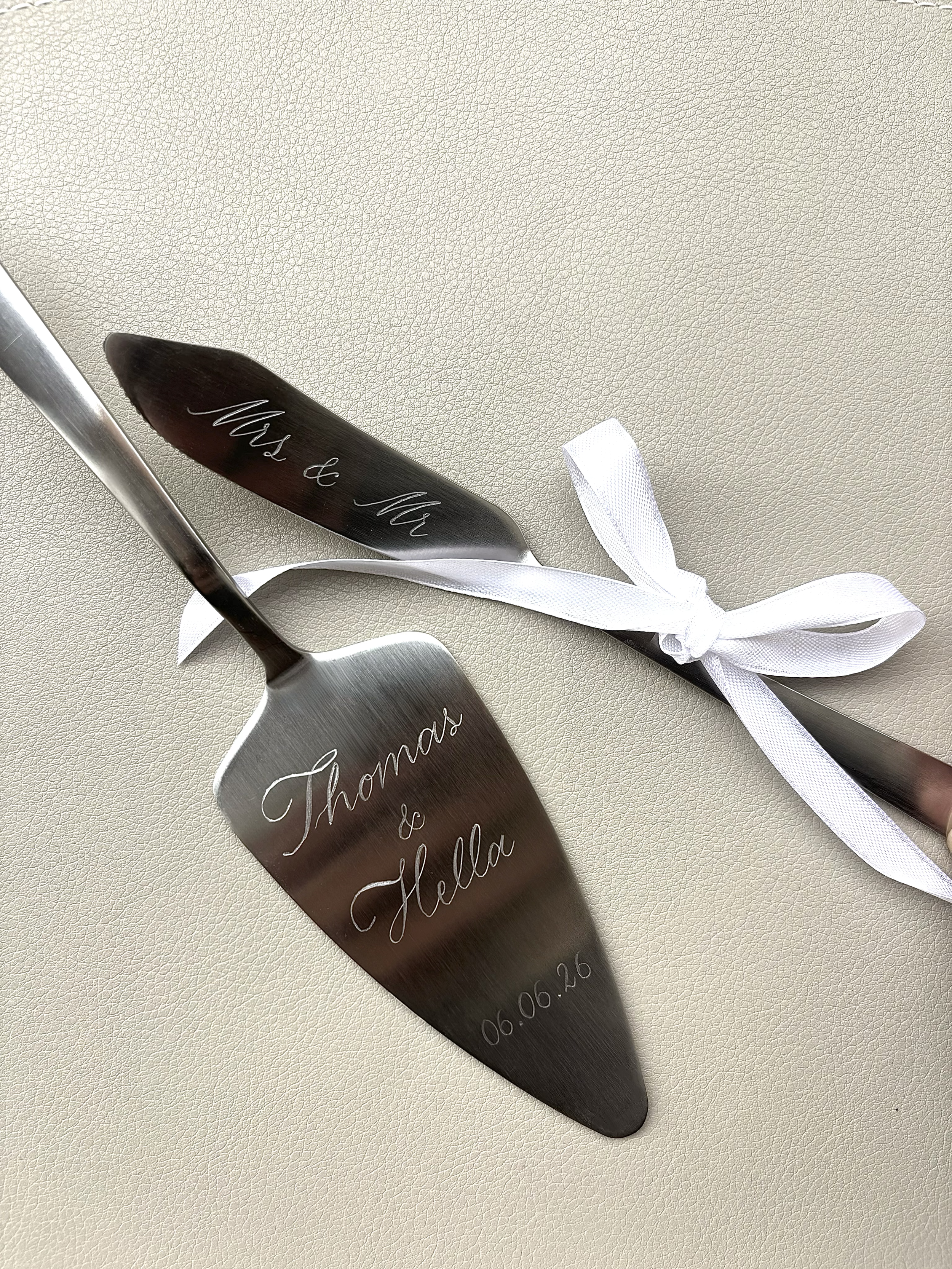 PERSONNALISATION DES COUVERTS À DESSERT POUR DES FUTURS MARIÉS