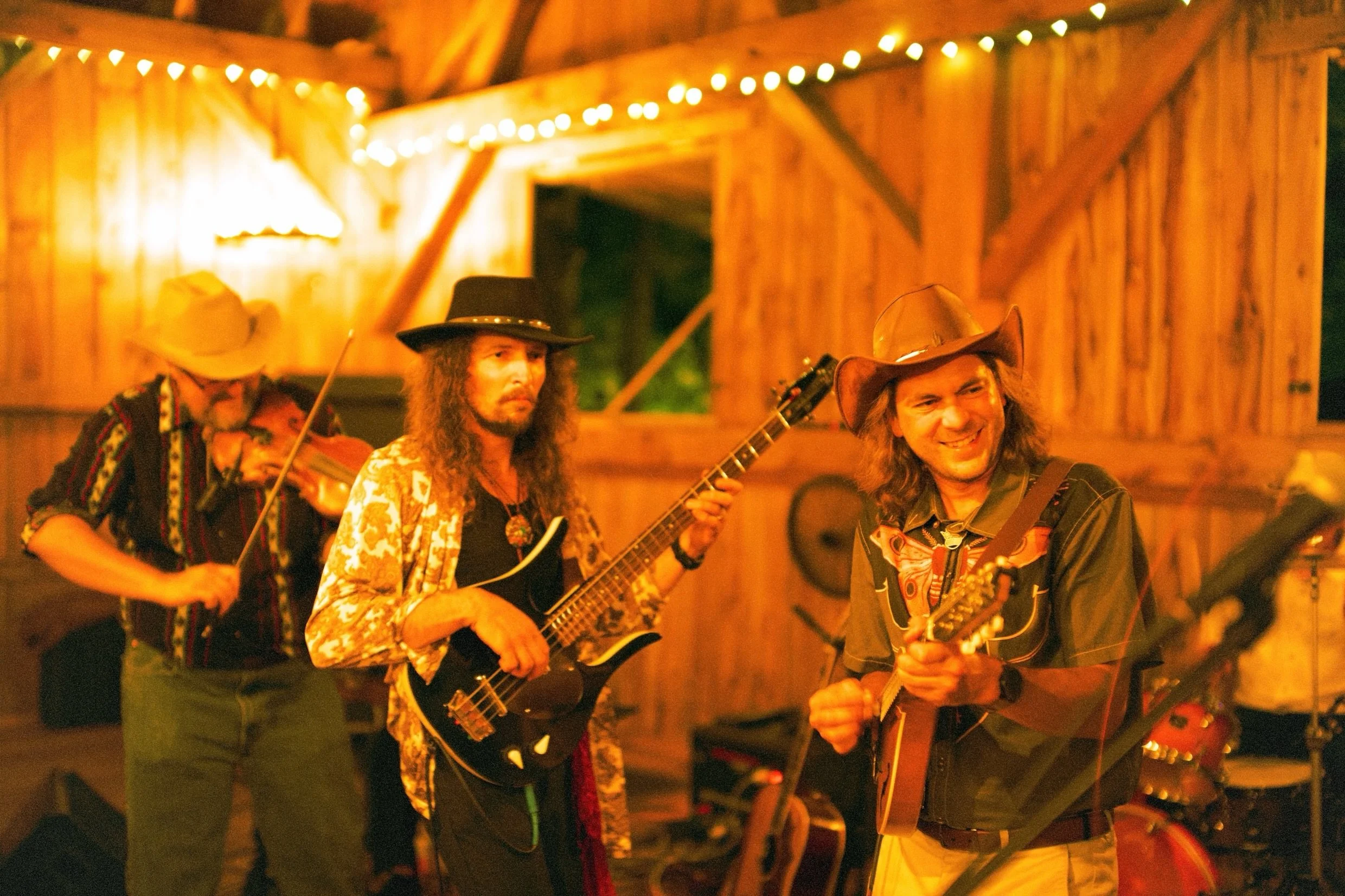 Yes, we do play weddings! But only cool ones. Thanks @wanderingwaters.designs and @pseudodudo and @cherrybasketfarm for the extremely fun time, and to the guests who were ready to boogie 💃🕺

📸 @pine.lens 

#weddingband #countrymusic #barn #90scoun