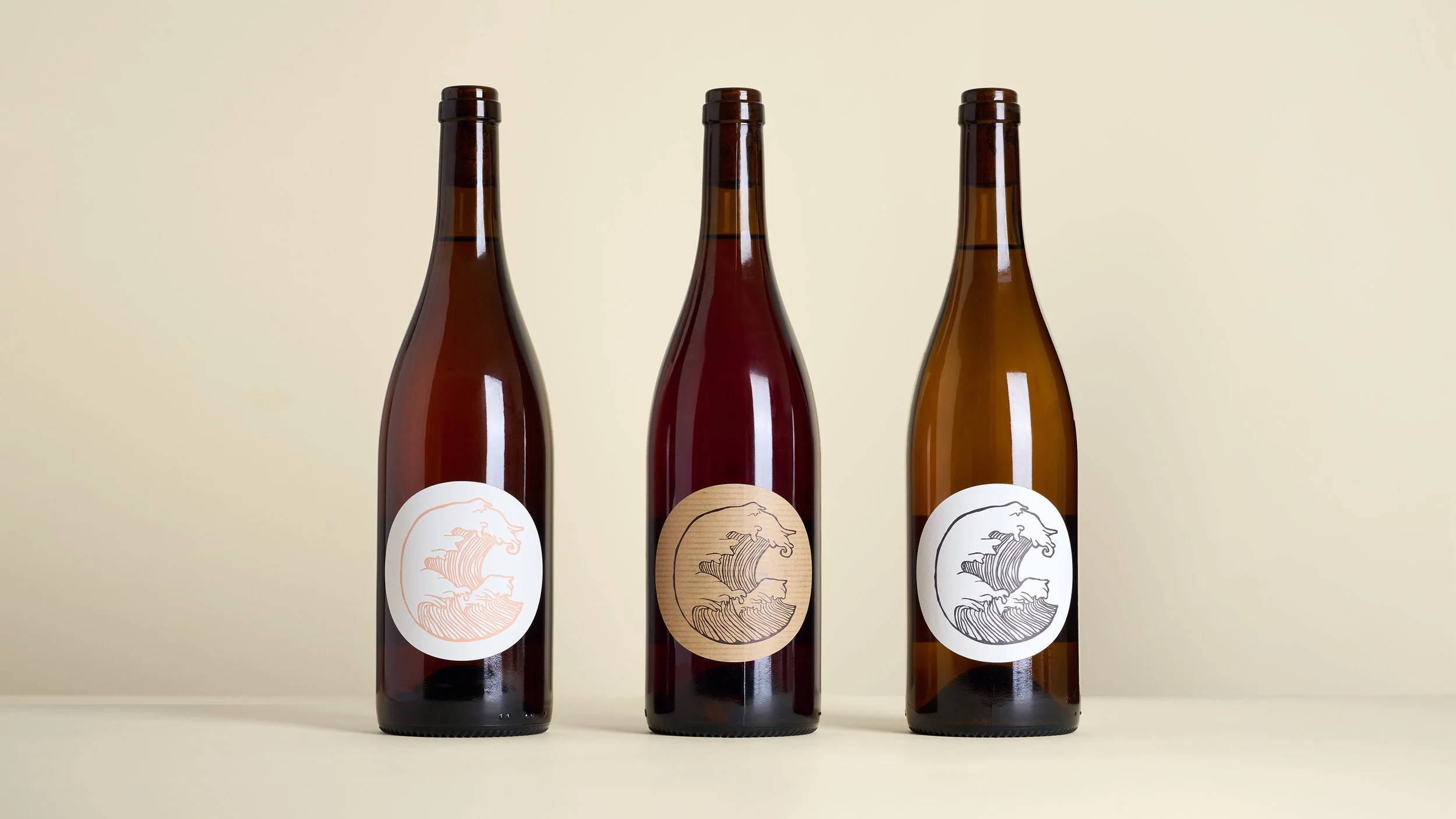 Tre viner från vinmakaren Olivier cohen på rad: Déferlante orangée 2025, Déferlante rouge 2024 och Déferlante Blanche 2024