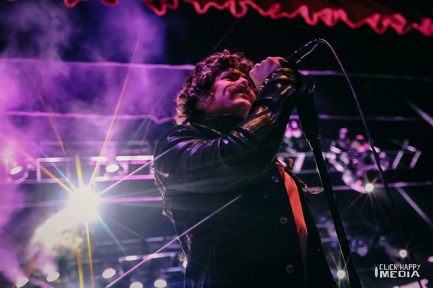 You have to be nice to me for at least 24 hours because just saw @afireinside and high school me is having the happiest of feelings about it. 
&mdash;
#afireinside #afi #girlsnotgrey #silverbleedstheblacksun #sparkle #clickhappymedia #fillmoredetroit