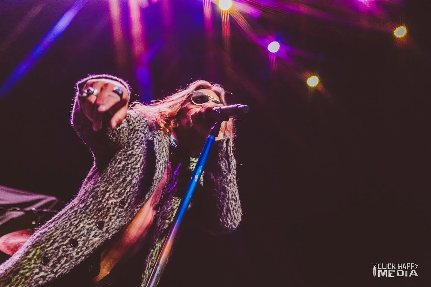 🍯 🍯 🍯
&mdash; 
🎶 @dirtyhoneyband 
🎤 @campmoto 
📍 @fillmoredetroit 
📸 @roamingroachphotography 
&mdash;
#dirtyhoney #fillmoredetroit #clickhappymedia #lights #coolcoat