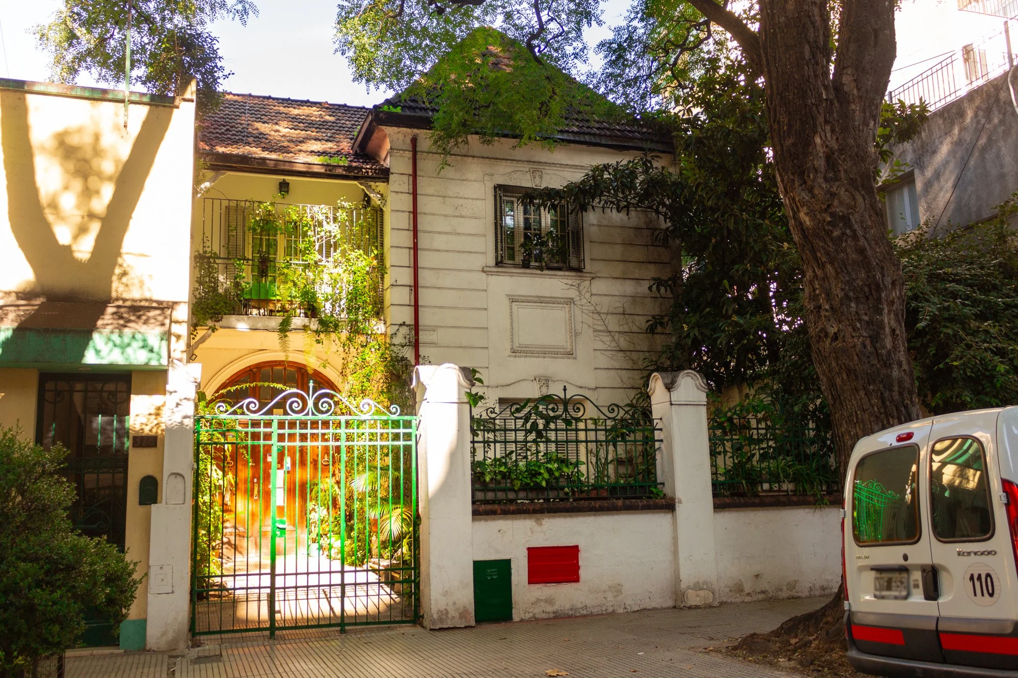 Frente de una residencia geriátrica en el barrio de Caballito
