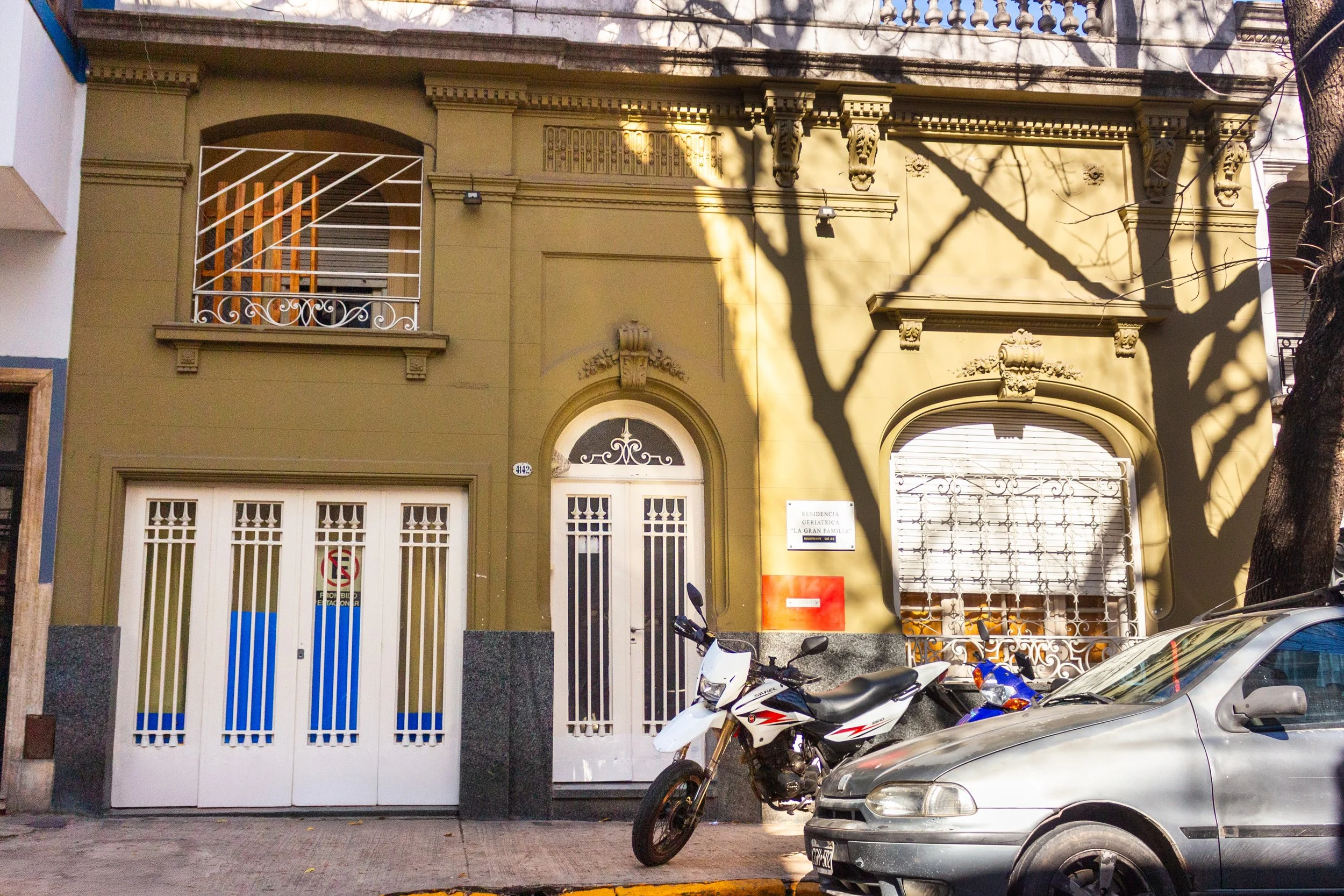 Frente de una residencia geriátrica en el barrio de Almagro en Caba