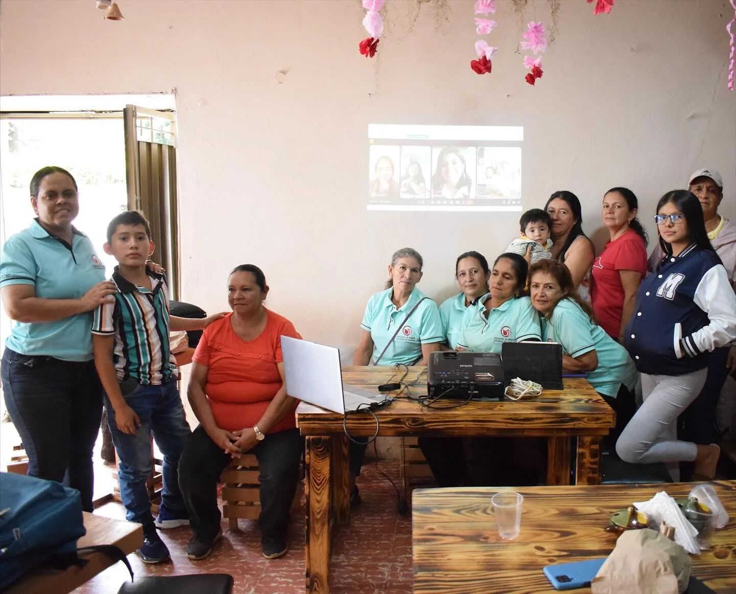 π» Emotional Expression Workshop | Girasoles Cohort – Santander
In our recent group session, led by psychologist Sara Hernández, the women of the Girasoles cohort explored the courage it takes to name what we feel.
Through safe and tho