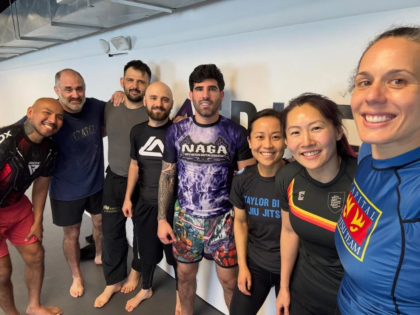 Great Friday Noon #jiujitsu class with Coach @letterten 😎

Awesome to have @doublekick_danny here visiting and our #serafinbjj sloth family @olegshomething drop in 😉

Good vibes, good people, good training! Just how we like it ⭐️

#teamtruestyle #b