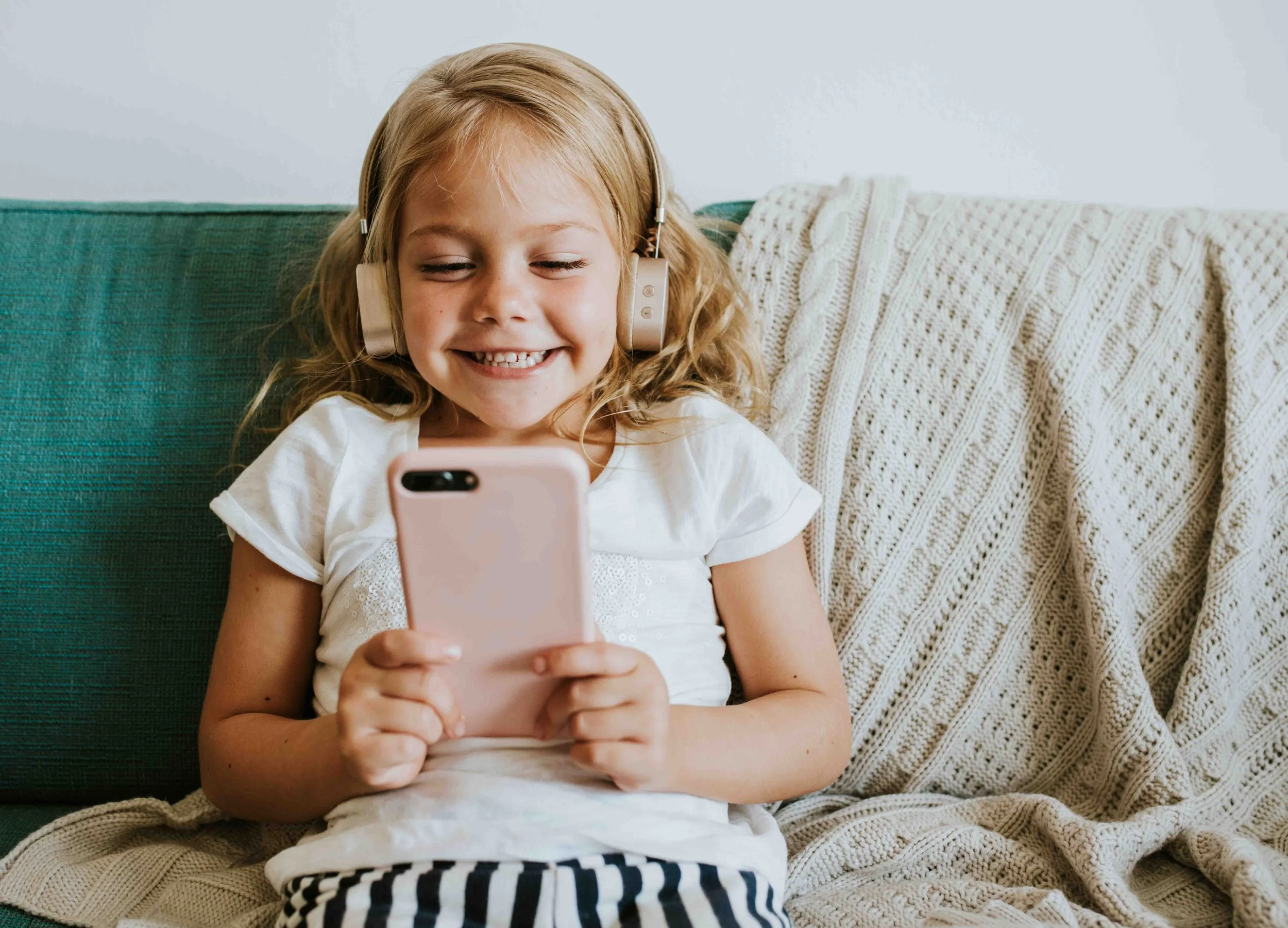 Navigating the Digital World: Practical Tips for Parents on Social Media Benefits &amp; Risks for Children