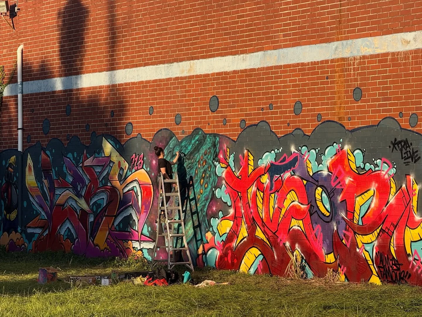 New work is up on the back side of the Legacy Studios! Come see what&rsquo;s new in the Phoenix Arts &amp; Innovation District. 

🫟: @what.an.eyesore @jennvealart @vers718