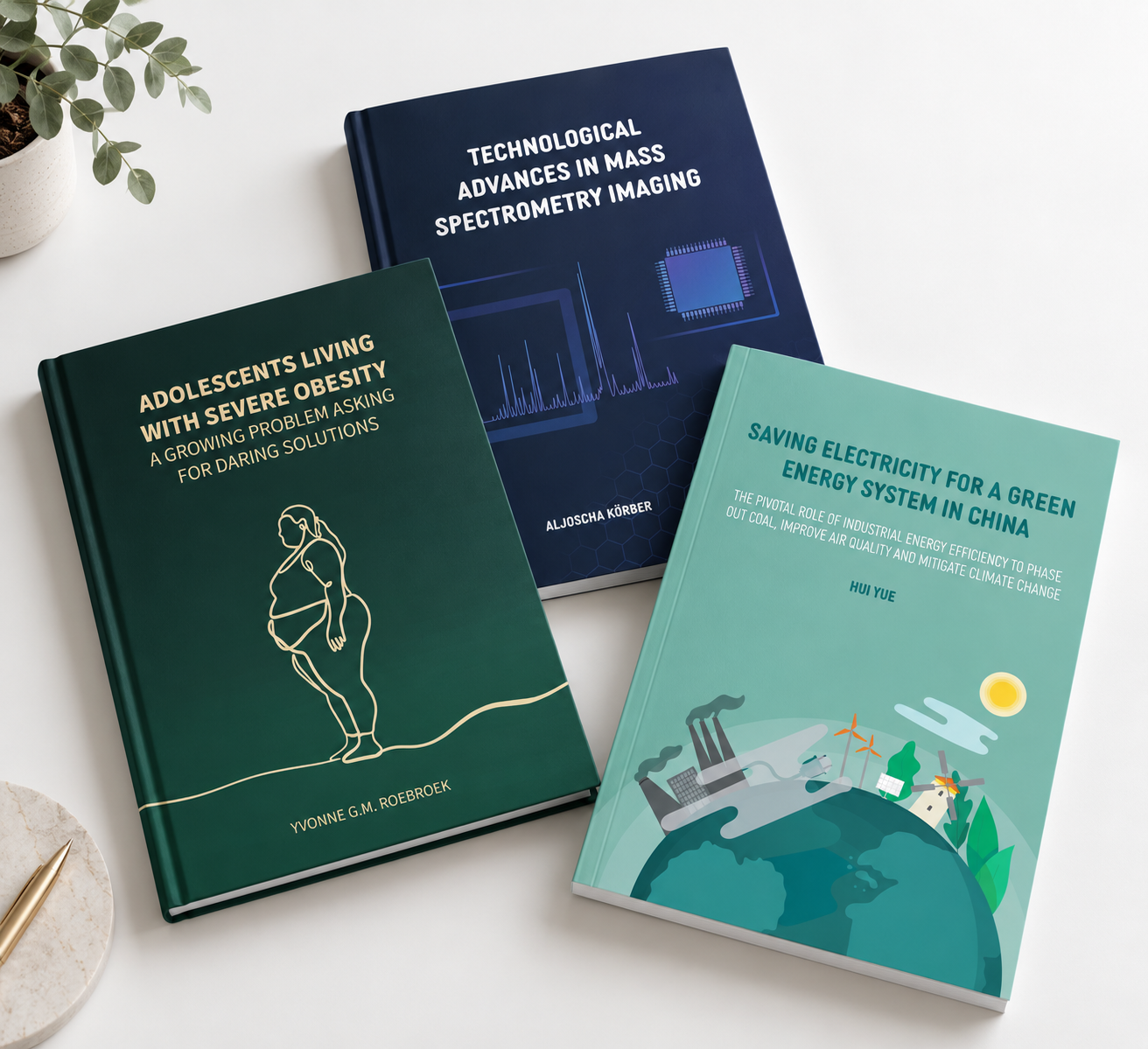 Drie boeken over milieutechnologie en gezondheidsvraagstukken liggen op een witte tafel, naast een plantenpot en een pen.