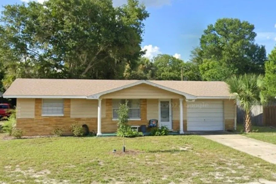 White seamless gutters installed on established home in Dunnellon, Florida