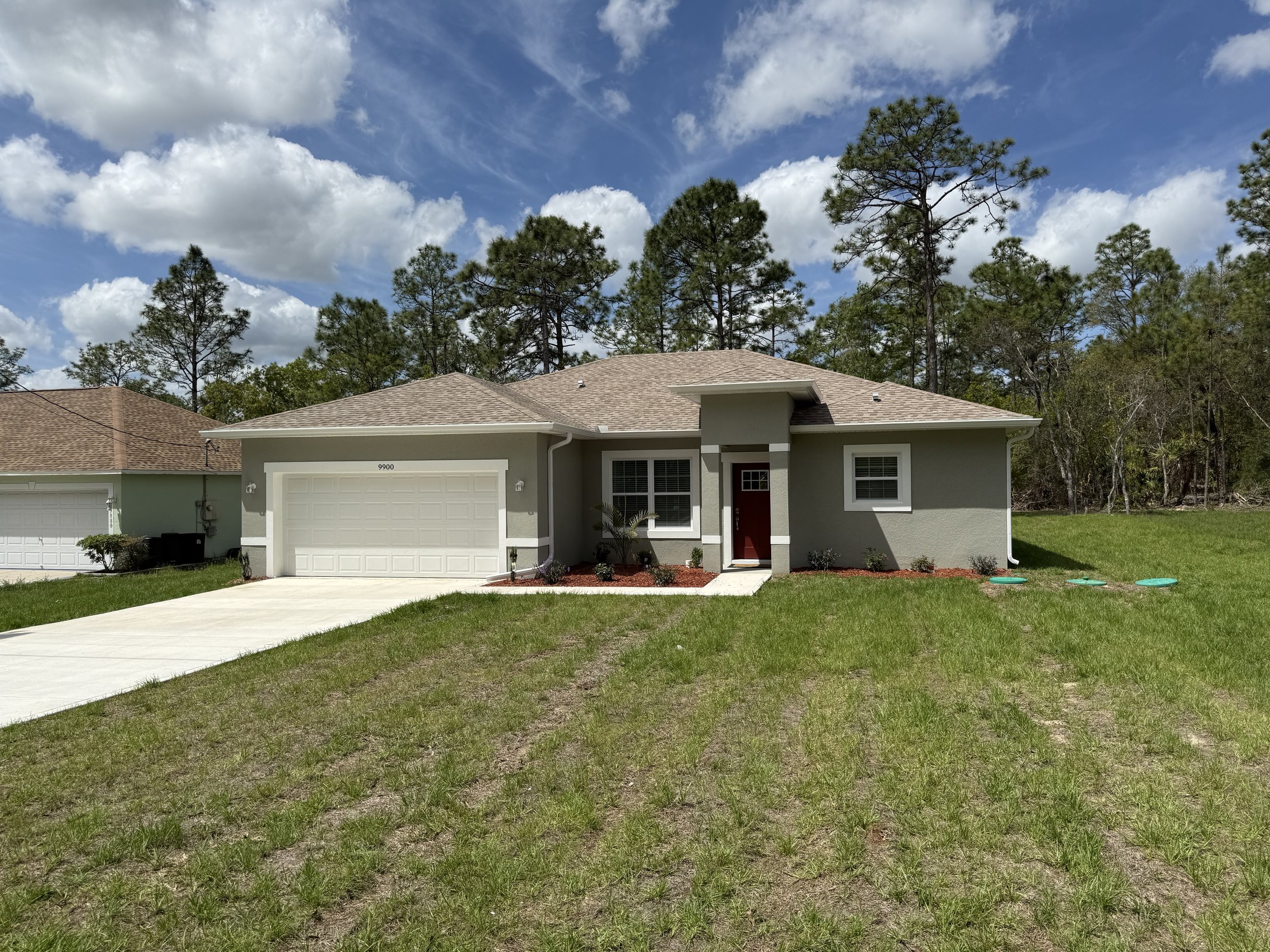 White seamless gutter installation along front roofline of home in Citrus Springs, Florida