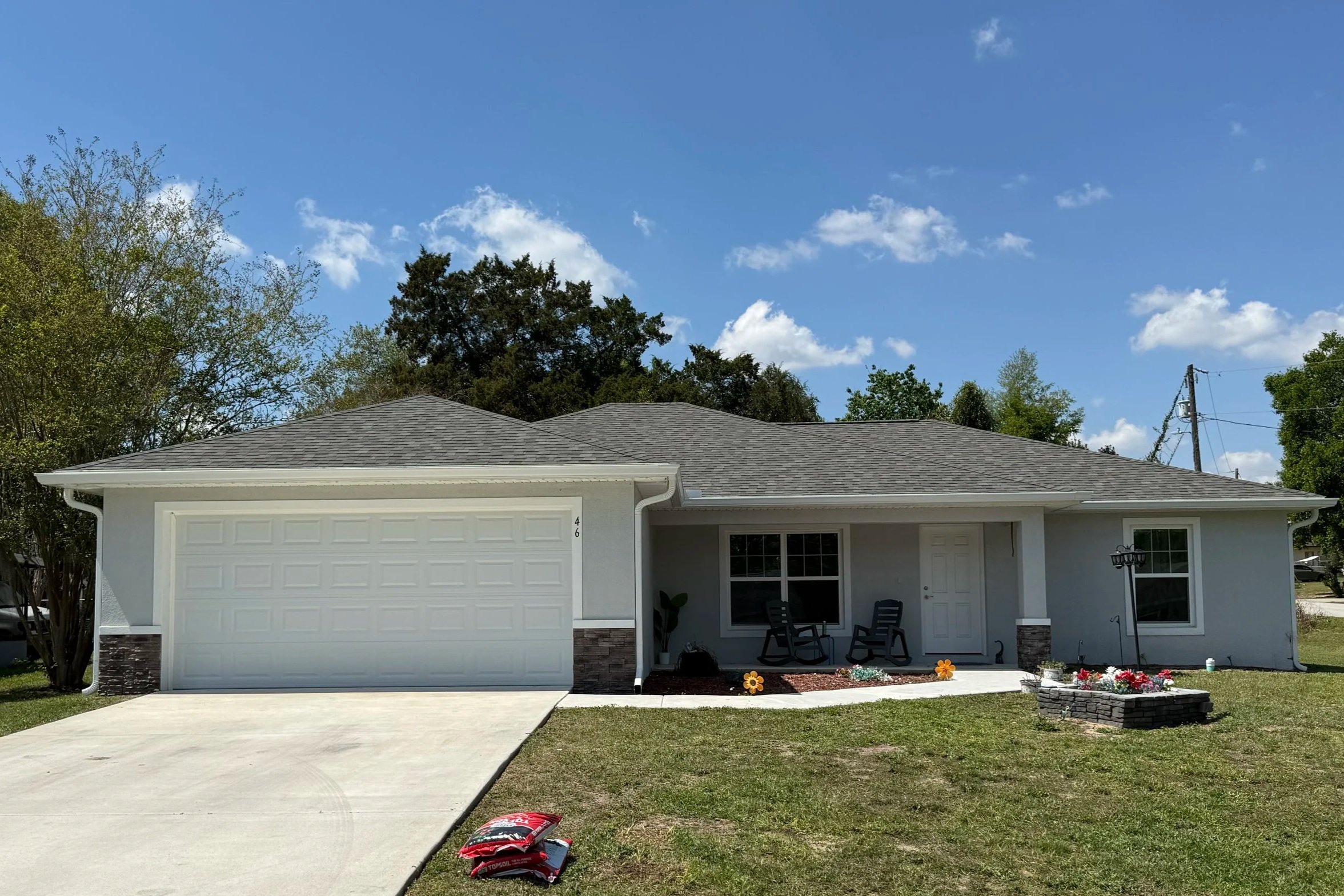 White seamless gutters installed on home in Silver Springs Shores, Southeast Ocala, Florida