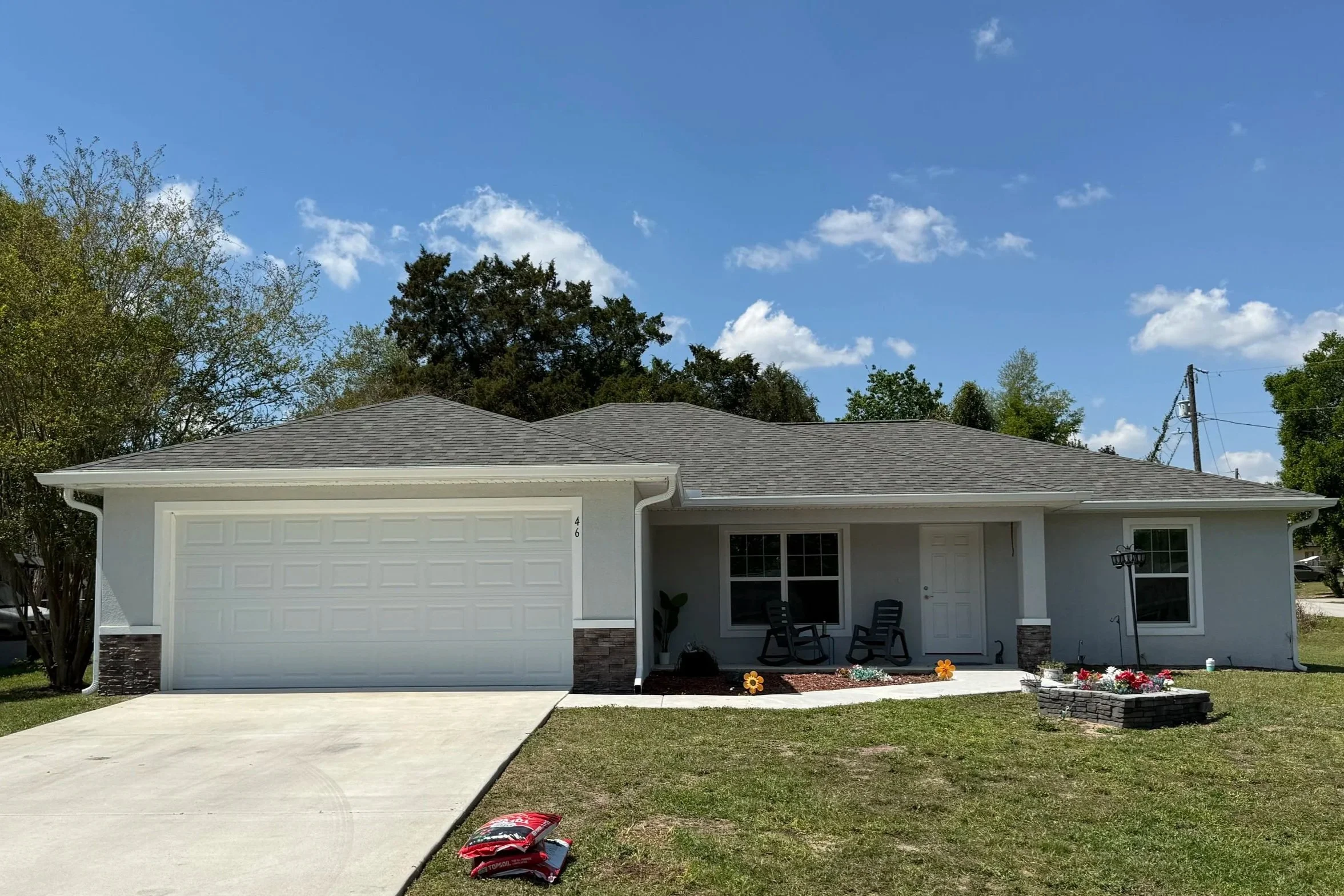 White seamless gutters installed on home in Silver Springs Shores, Southeast Ocala, Florida