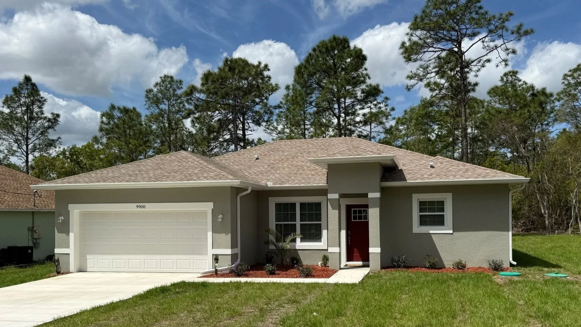 White seamless gutters installed on a single-story home in Citrus Springs, Florida.
