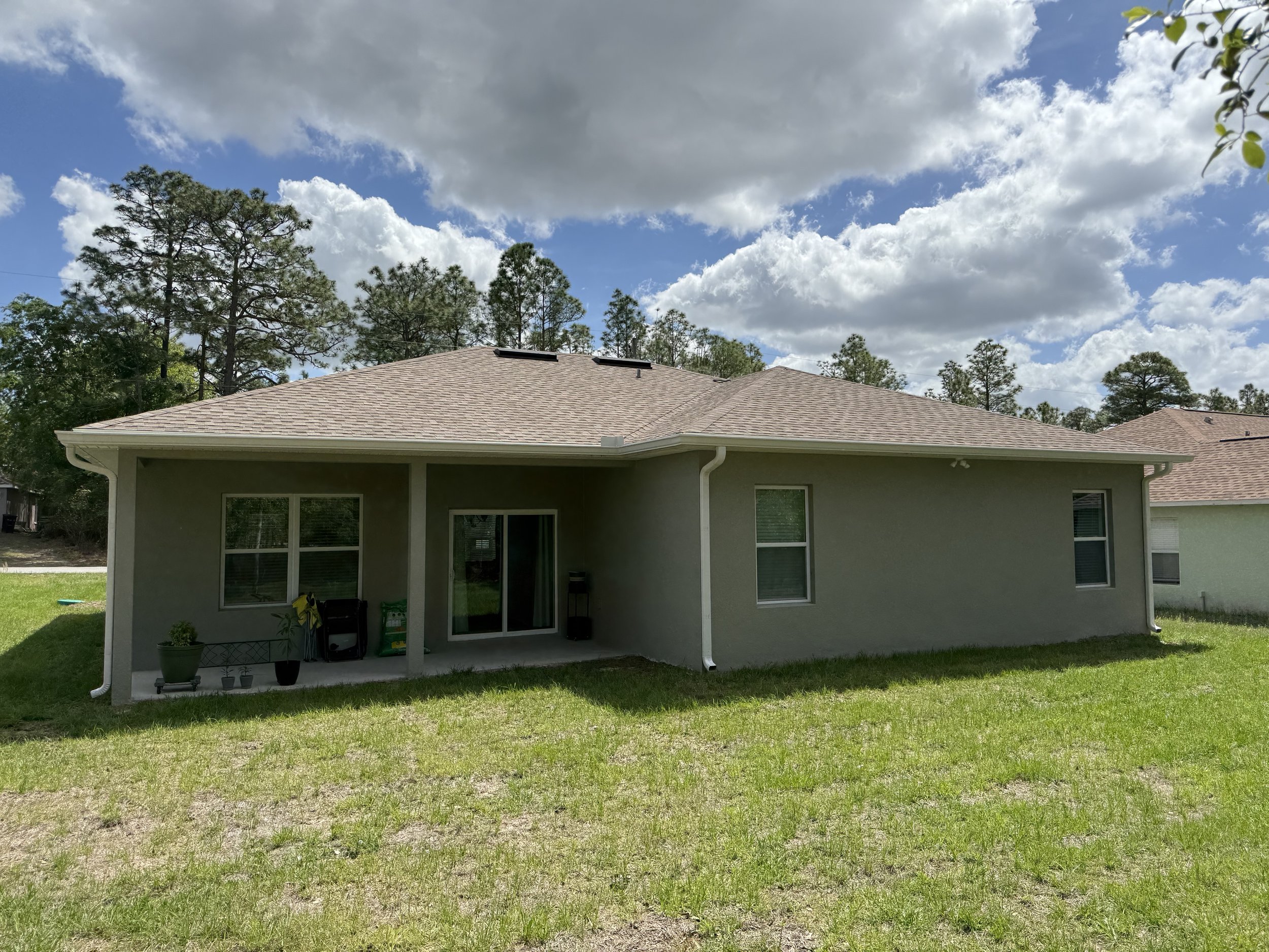 White seamless gutters installed along rear roofline of home in Citrus Springs, Florida