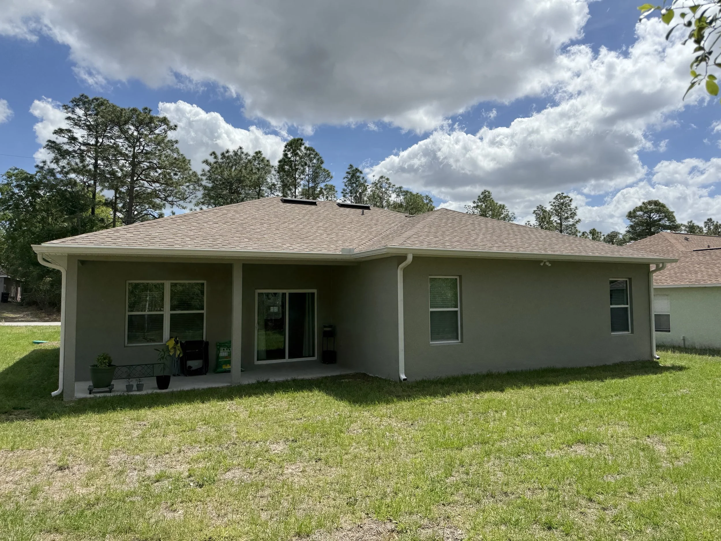 White seamless gutters installed along rear roofline of home in Citrus Springs, Florida