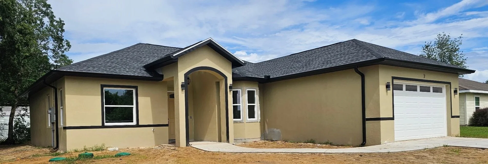 Custom 6-inch seamless gutter installation by McNeal’s Seamless Gutters on a home in Silver Springs Shores, Ocala, Florida.